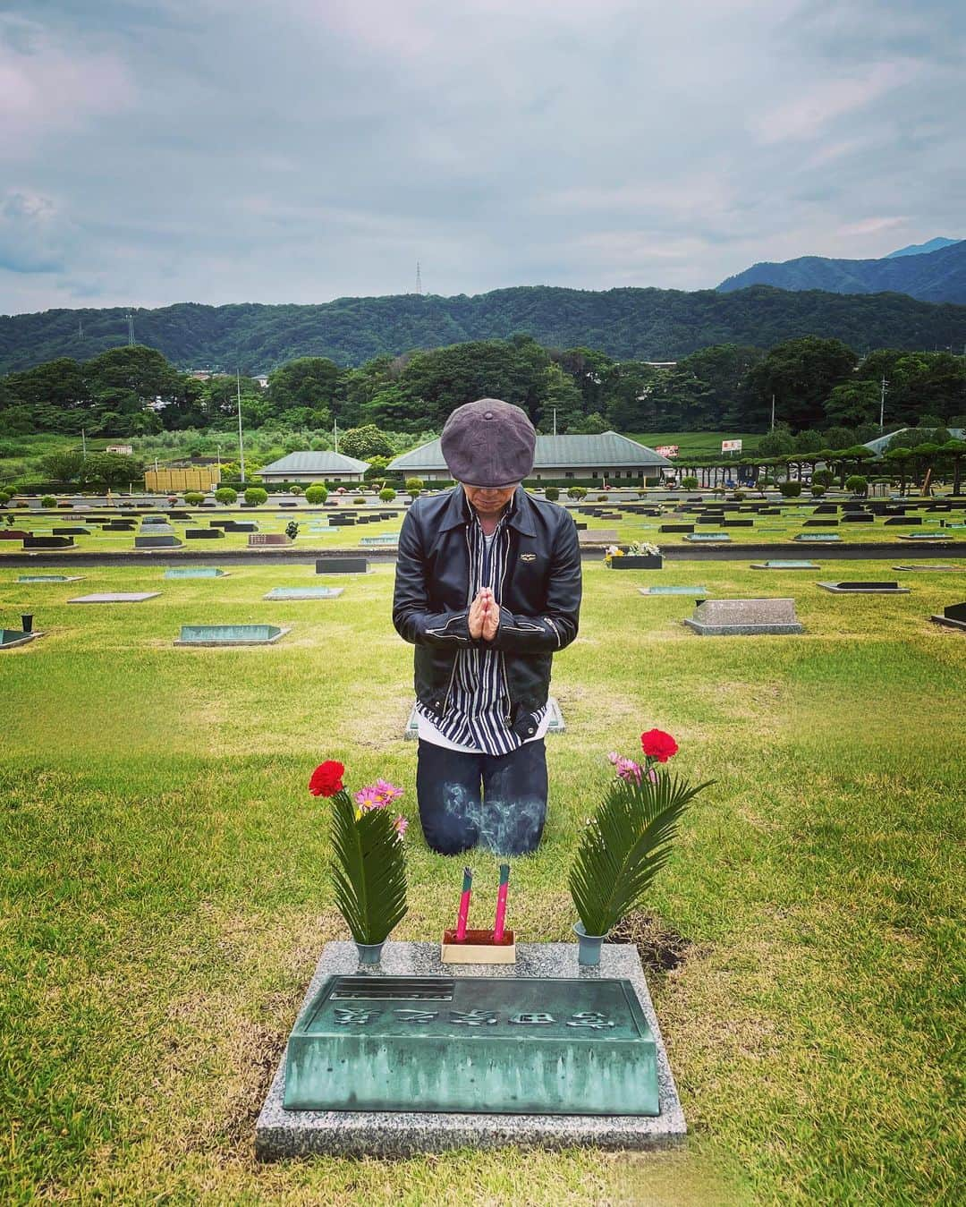 宮田和弥さんのインスタグラム写真 - (宮田和弥Instagram)「宮田家の墓参りへ🙏6月10日ジュンスカ日比谷野音の天気が晴れますようお願いすると共に、35周年を迎えるコトが出来た感謝を込めて手を合わせて来ました。雨もちょうど上がってました👍好き良き✌️#宮田和弥 #墓参り」5月31日 13時01分 - miyatakazuyaofficial