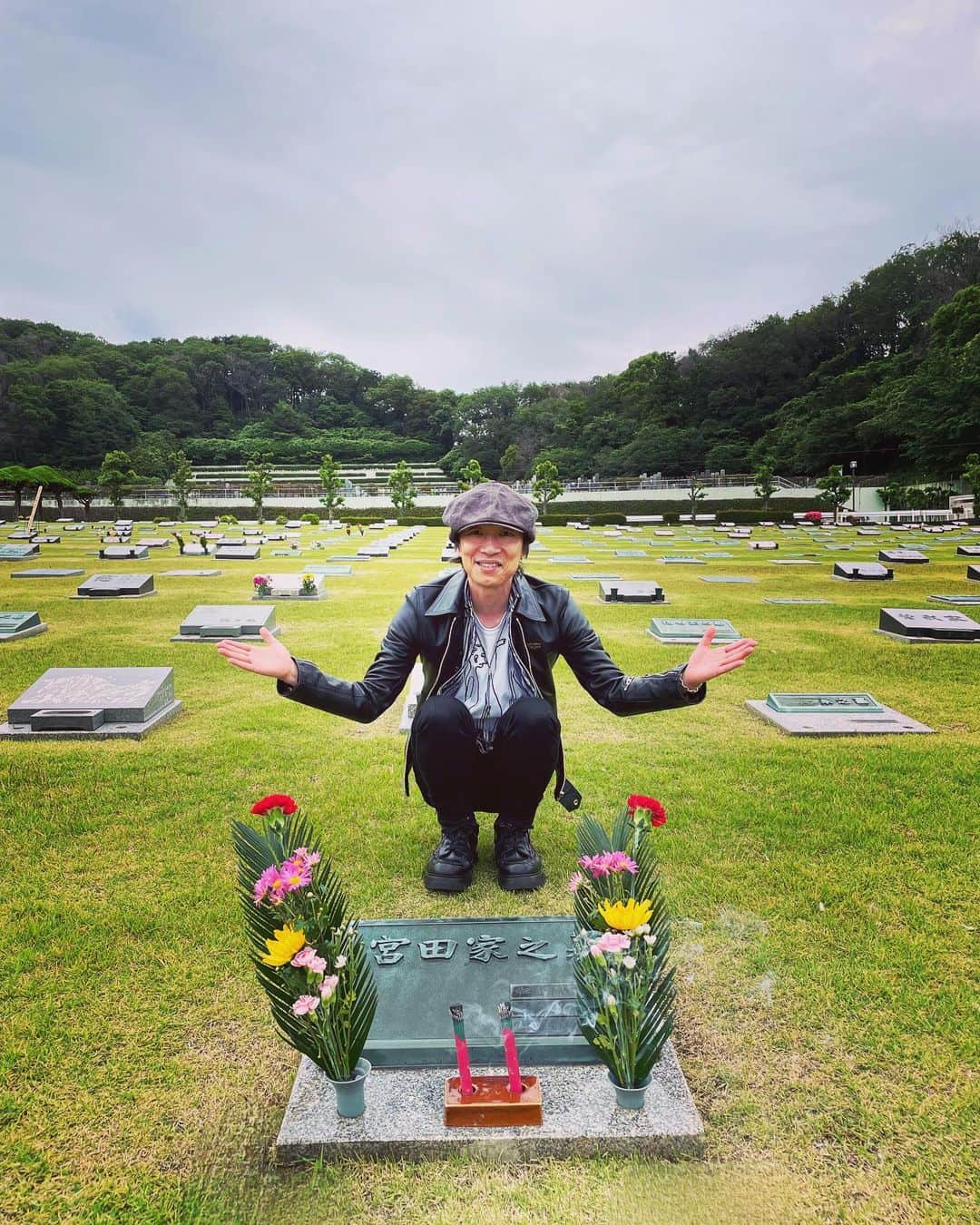 宮田和弥さんのインスタグラム写真 - (宮田和弥Instagram)「宮田家の墓参りへ🙏6月10日ジュンスカ日比谷野音の天気が晴れますようお願いすると共に、35周年を迎えるコトが出来た感謝を込めて手を合わせて来ました。雨もちょうど上がってました👍好き良き✌️#宮田和弥 #墓参り」5月31日 13時01分 - miyatakazuyaofficial