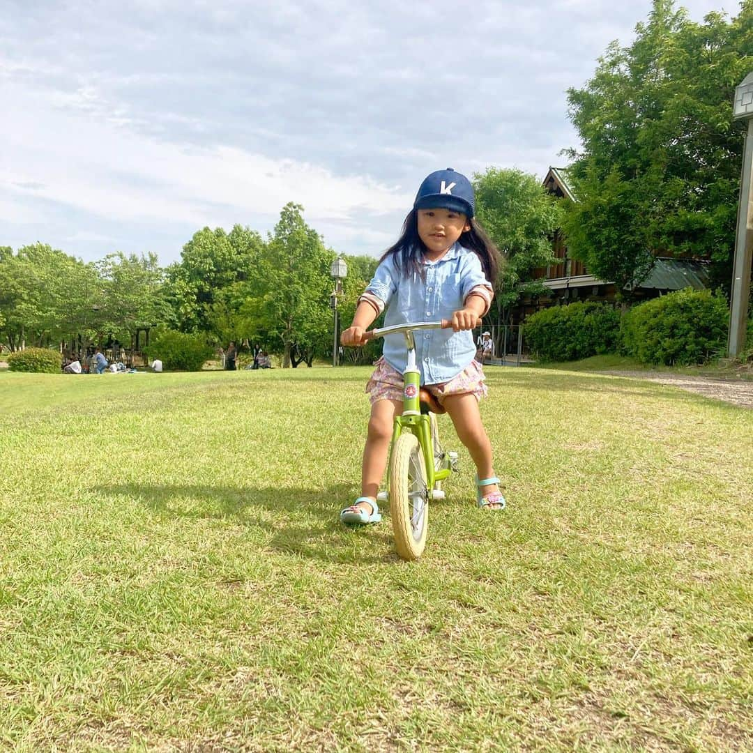 川畑雅秀さんのインスタグラム写真 - (川畑雅秀Instagram)「初めてのお散歩で、ロッジ舞洲あじさい展へ😊ハートのあじさい見つけたのにずっと寝てた…😅😅 #ロッジ舞洲 #ロッジ舞洲あじさい展 #あじさいロッジ舞洲2023 #新生児 #初めての #お散歩 #男の子ベビー #お姉ちゃん #キックバイク #tokyobike #月ちゃん #3歳 #かわばたくん #吉本芸人」5月31日 13時03分 - kawabata.kun