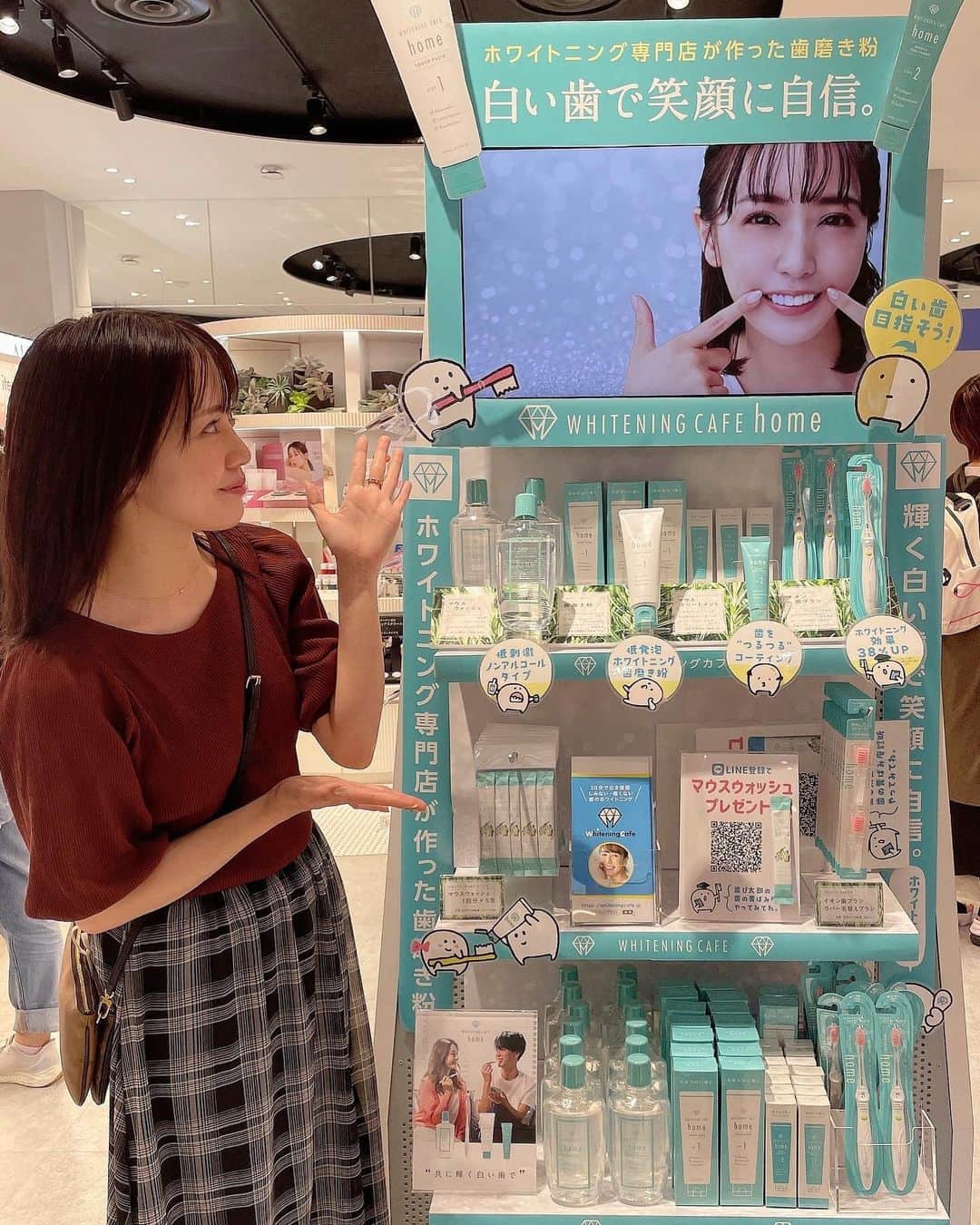 奥仲麻琴さんのインスタグラム写真 - (奥仲麻琴Instagram)「. イメージモデルを務めさせて頂いている ホワイトニングカフェさんの ホーム商品が @ COSME TOKYO 原宿 で販売されております🦷💫  5/31(水)〜6/27(火)まで @ COSME TOKYO さんの方でお店に並んでおりますので 是非足を運んでみてください☺︎  はじめて@ COSME TOKYO さんに行ったんですが 色んなコスメが置いてあってもう天国でした..🥹👏  @whiteningcafejp  #ホワイトニングカフェ @at_cosme  #at_cosme_tokyo」5月31日 13時09分 - okunaka_makoto