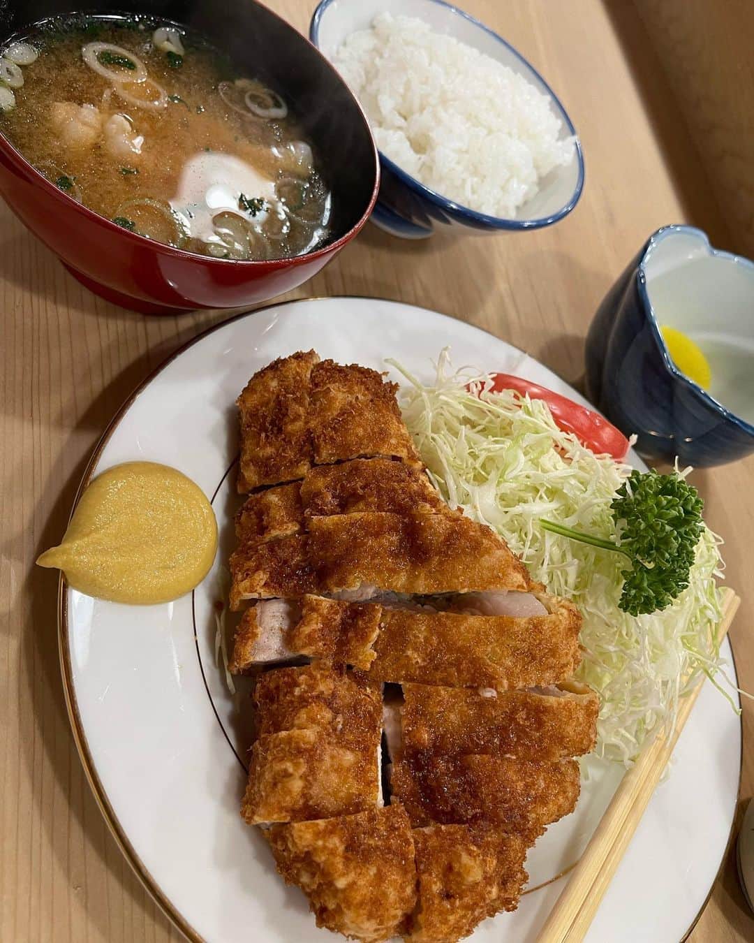 のインスタグラム：「ある日、突如思い立ち、 「とんき」のとんかつがどうしても 食べたくなった。  でもよく思い出してみたら 20代の時以来でした。 当時のマネージャーさんと行った記憶。 あの時、お金があんまりなくて もしかして奢ってもらっただろうか。 記憶が定かではないが、とにかく とんかつはご馳走だったな。 ありがとうございます🙏  そして最後、ワタシこうやって 一口ご飯残して付いてるおしんこで よくお茶漬けしちゃう。 それが食事の終わりにあっさりと シメられて最高なんだけど、 お行儀悪いかしら、、って調べたら 「洗鉢」というお坊さんのお食事作法が あるということ。 そうだったんですねぇ。。 だから良いことにしようか😌 だって本当に美味しいんだもの。  そんな「とんき」は 目黒のホリプロさんと筋違いの 路地にあります。  今も昔も変わらぬ味。 すごーく満足！シアワセ☺️  ご馳走さまでした！！  #とんかつ #目黒 #とんき #ロースとんかつ定食 #いつもヒレとすごく迷う」
