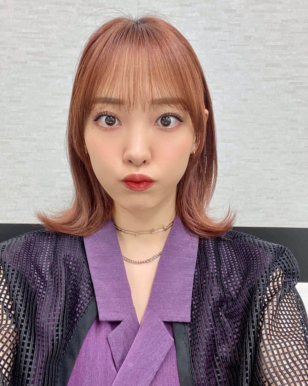飯窪春菜のインスタグラム：「➿  なんだか眉毛が太くなった日🥸💭  前髪伸びてきたし美容院行きたいのだけど、最近は稽古でずっとすっぴんだから すっぴんで美容院ってなんだか恥ずかしくて行けないの私だけ？？🙊🌟  美容師さんが何も気にしてないのは分かるけど自分が勝手に恥ずかしくて嫌なんだよな〜🤢🥺笑」