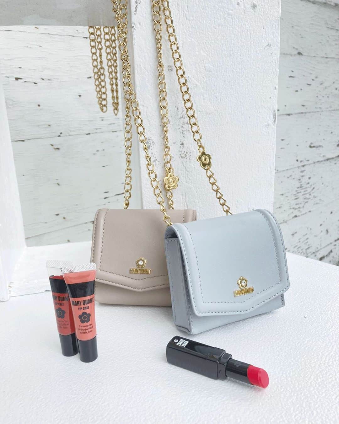 MARY QUANT officialのインスタグラム：「- #フラップリトルショルダー #リップスティック #リップチャット - オンラインショップでは5/31まで 送料無料キャンペーン開催中！ ※全てのお買い物が対象 - #MARYQUANT #2023SUMMER #NEWITEMS #FASHION - #マリークヮント #ショルダーバッグ #ミニバッグ #ミニショルダーバッグ #ショルダーポーチ #リップ #口紅」