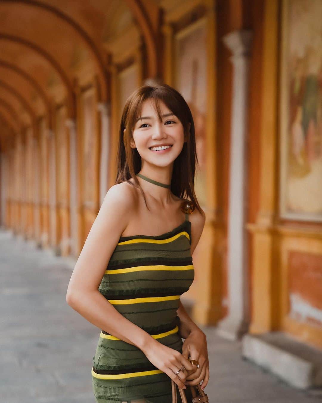 Elva Niのインスタグラム：「這幾天走在街上 特別多陌生人和我聊天  感覺特別親切 而且還聊得滿愉快的 我想是因為天氣熱得大家都熟起來了😆  #是快要打風了嗎  #elvaootd」