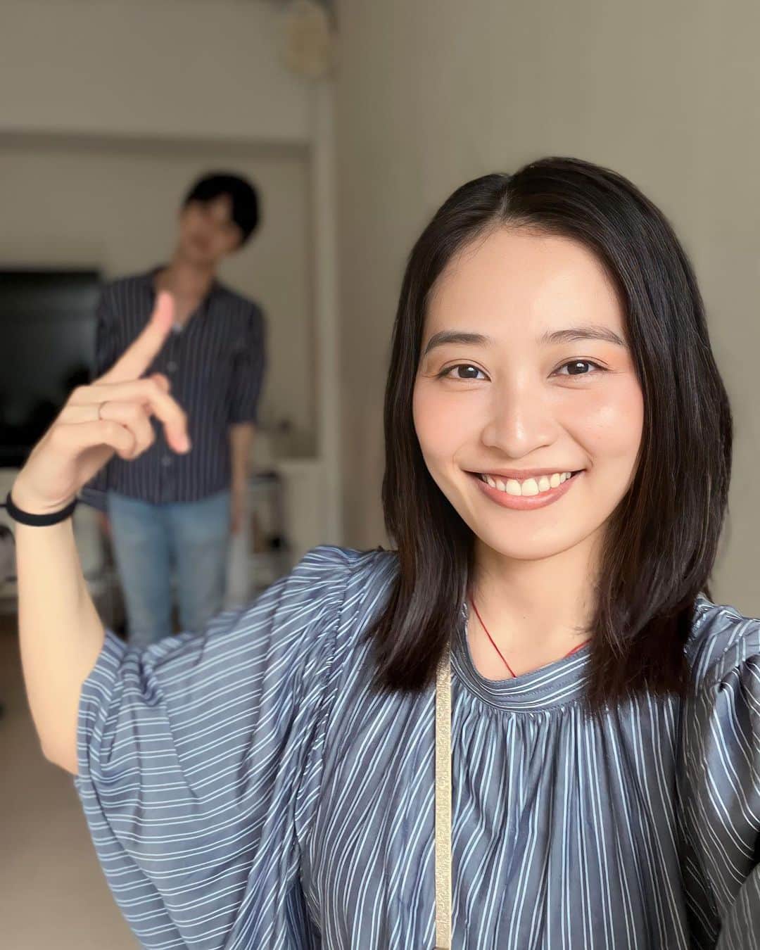 のインスタグラム：「ポートレートで ぼかしてゴメンっ🫥  #縦縞コンビ　 #自撮りに入ってくる人」