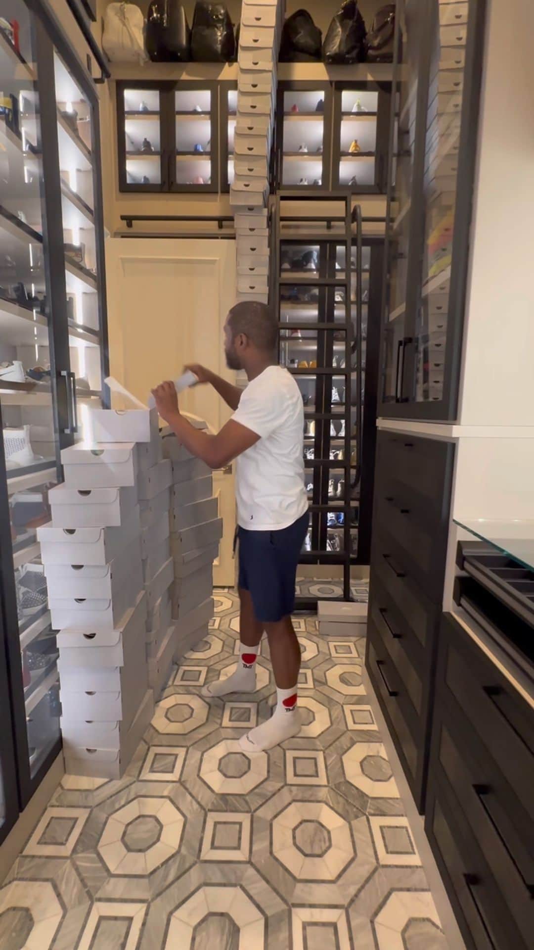 フロイド・メイウェザー・ジュニアのインスタグラム：「I’m not bragging or boasting I’m just truly blessed. I just want to motivate people.   Side note: I donate the shoes after I wear them.」