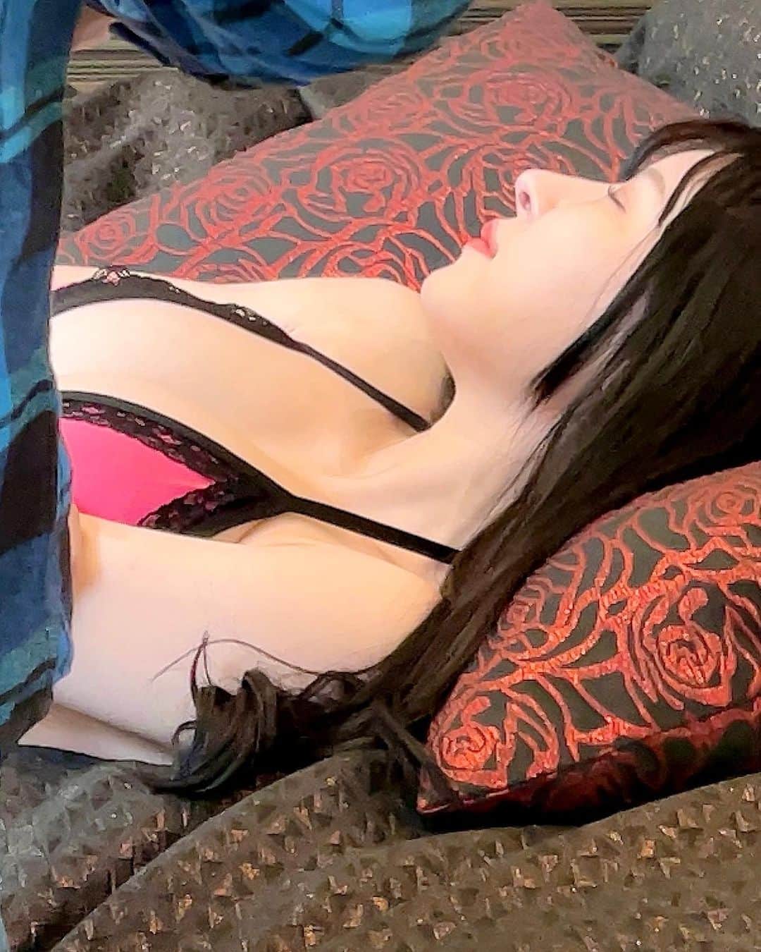笹木絢乃さんのインスタグラム写真 - (笹木絢乃Instagram)「目が合ったら体に電撃走っちゃうよ⚡️❤️‍🔥  ラブホテル探訪オフショです🏩 また行きたいな💓💓  . . .  【2023/03/28発売】 聖職者にあるまじき行為 #笹井絢乃   【DMM】 bit.ly/3EGPHuZ 【数量限定】 直筆サイン入りチェキ付💓 bit.ly/3ZhSjY6  当たりチェキもあるのでぜひゲットしてね💘 Amazon、DMMさんでのレビューも宜しくお願いします🙇🏻‍♀️🌸  . . . . . . . . . .  ♩*。♫.°♪*。♬꙳♩*。♫ ♩*。♫.°♪*。♬꙳♩*。♫  🎀スケジュール🎀  🌸『笹井絢乃の天使のらじお♪』📻✨  -各配信終了後 番組宛にメッセージ募集します https://radio-chronicle.com/?page_id=60  🌸VR『apartment Days! Guest235 笹井絢乃side A･side B』配信中  🌸1st DVD『聖職者にあるまじき行為』発売中💿  🌸『MEN'S DVD SEXY vol.15』発売中📚  🌸5/15(月)『笹井絢乃の天使のらじお♪』vol.8 配信📻  🌸6/11(日)Zoom撮影会📸個撮  🌸6/17(日)大阪チャンス撮影会📸個撮  🌸6/24(土)Zoom撮影会📸個撮  ♩*。♫.°♪*。♬꙳♩*。♫ ♩*。♫.°♪*。♬꙳♩*。♫  . . . . . . .  #グラビアモデル #グラビアアイドル #グラドル #色白くびれボディ #cosplay #Japanesegirl #Japanesemodel #東京 #东京 #外拍模特兒 #黒髪 #美脚 #腿控  #ビジョビ #天使のらじお #天らじ #聖職者にあるまじき行為」5月31日 13時18分 - sasa_aya22