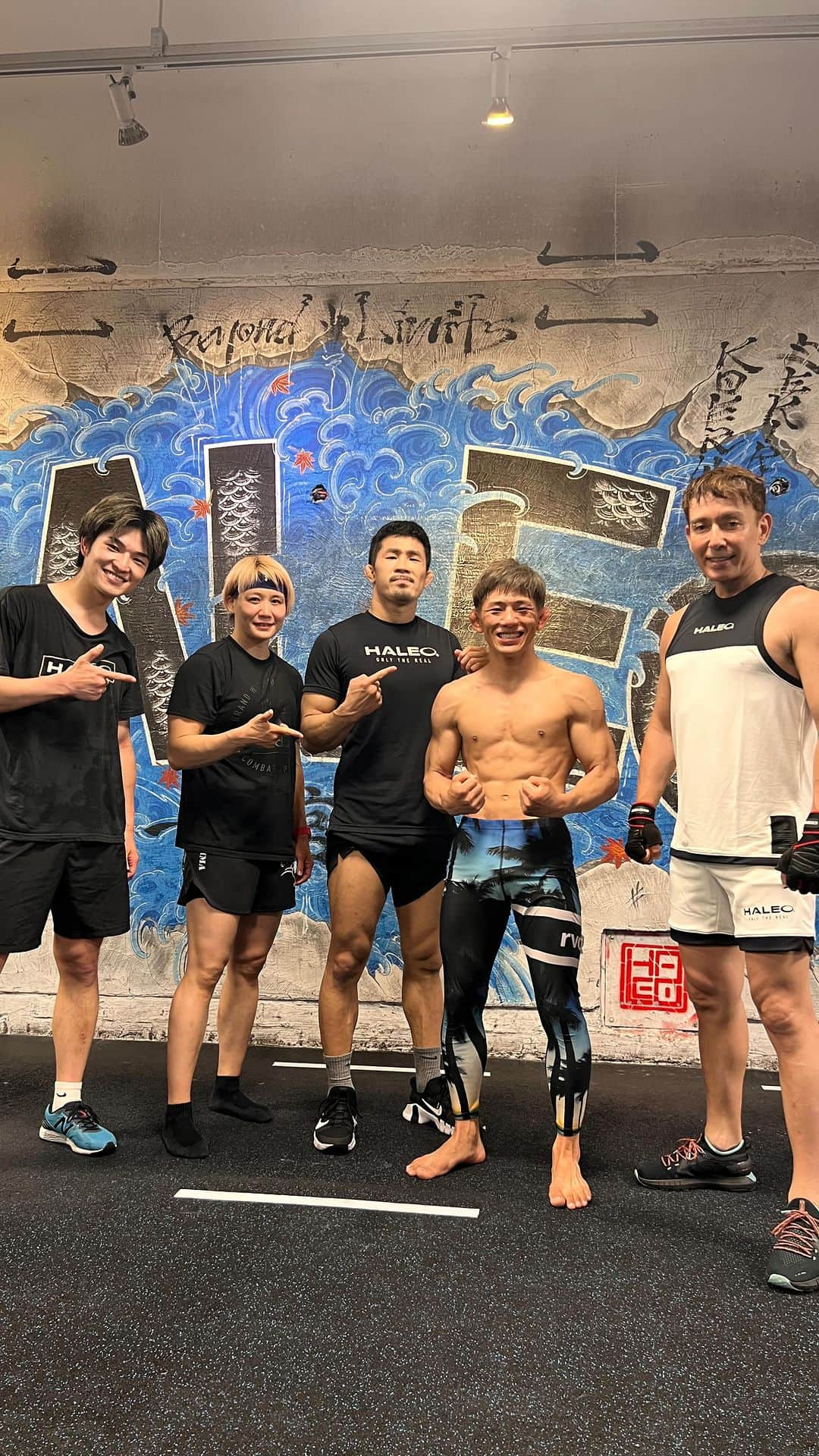 セロのインスタグラム：「Play hard and work hard!  My team mates at Haleo has been my fitness family for the past decade to help motivate myself to stay healthy and fit. All thanks to my awesome friend @davidhalton for giving me the chance years ago to help guide myself out of dark times through training. THANK YOU AGAIN… it was great to see you again!」