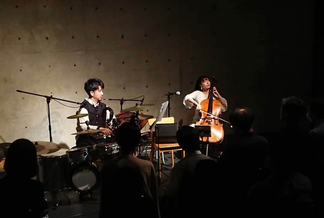 新倉瞳のインスタグラム：「Half Moon Hall🌛をFull🌝に満たしてくださいました皆さま、そして手厚くお手伝いいただいたF森さまのおかげでvol.5高揚とーっても楽しく終演。  ありがとうございました！！  次回は岐阜tamakoにて 7/17 にいくらようすけ音楽院(ﾏﾓﾅｸ🈵) 7/18 Duo Live🈵  そしてまだ情報公開は先ですが🤫  10/11 スウェーデン寄り 3/27 クラシック寄り  な、とってもとっても楽しみな企画へ我々お声がけいただいております🎻🥁  どちらも東京で。 手帳に是非書いておいてね📝」