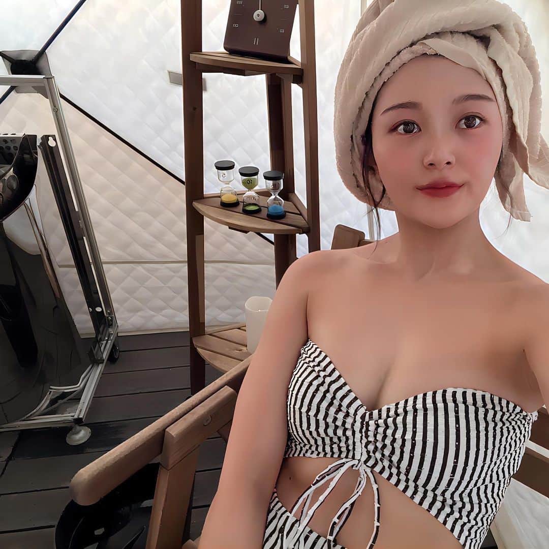 藤村椿のインスタグラム：「. . インスタの広告によく出てくる プライベートサウナLOMAいってみた🧖‍♀️🧖‍♀️♨️  ✔️テントサウナ ✔️ロウリュウあり(熱々なる) ✔️室内水風呂(チラーなし) ✔️インフィニティチェアあり ✔️外気浴めちゃくちゃ気持ちいい ✔️ドライヤー、タオル完備 ✔️飲料水あり ✔️その他ドリンク注文可能  建物自体は古いけど すごくおしゃれで可愛い空間🫶🏻 なにより外気浴が最高！！！ 夕方〜日が暮れる時間帯が 最高に気持ち良かった〜幸せ…🥹🧘🏻‍♀️🍃  屋上の北欧サウナ店　LOMA  大阪市中央区松屋町7-17-3F  #サウナ #大阪サウナ #関西サウナ #プライベートサウナ #個室サウナ #外気浴があるサウナ #外気浴 #さうな #サウナイキタイ #サウナーと繋がりたい #サウナ女子 #LOMAサウナ #LOMA #sauna」