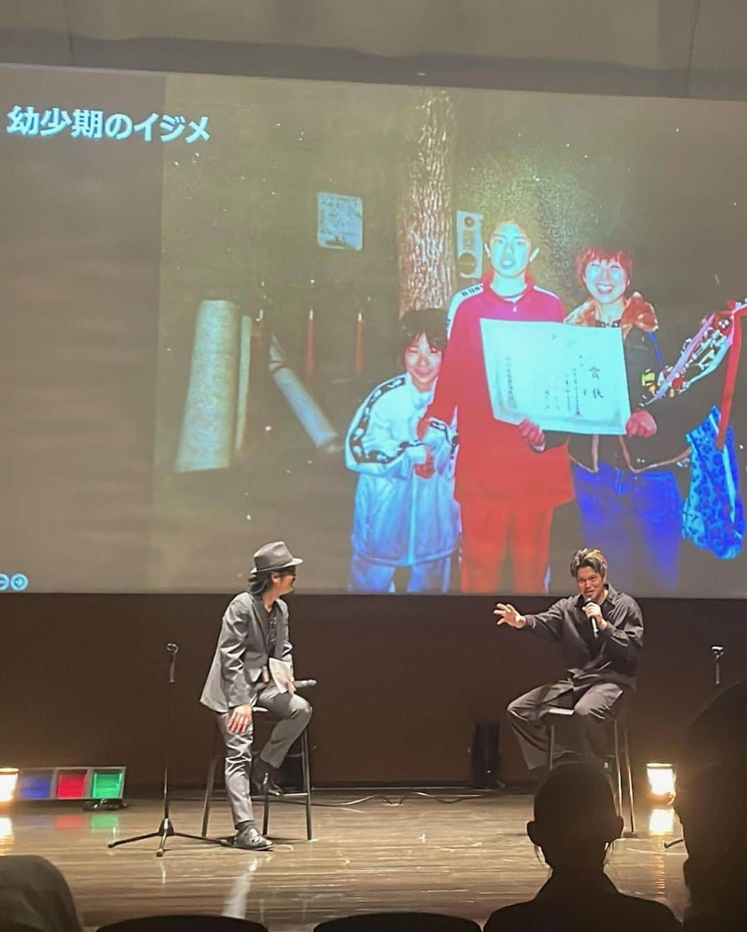 ゆーやさんのインスタグラム写真 - (ゆーやInstagram)「5月29日　月曜日 浜松文化芸術大学にて -夢の叶え方　世界チャンピオンになるまで-  講演させて頂きました。  オープニングとしてフラッシュモブから始まり、会場の皆さん講演を聴く準備をしていた中だったので、 かなりびっくりしていましたね。 エンタメとしてサプライズ成功の瞬間気持ちよかったです！  その後は、 私自身の生い立ちなどお話させて頂き、夢の叶え方について夢を追う中での壁について話しました。  聴いている方達がどんどん目の輝きが増していくのがステージからでも伝わりました！  今後の未来に少しでもお役に立てたなら嬉しいです。  今回関わった全ての方達に感謝しております。  ありがとうございました。  またお会いしましょう♪  #講演 #文化芸術大学 #夢の叶え方 #世界チャンピオン #浜松 #hamamatsu #dance #浜松やらまいか大使」5月31日 13時34分 - yuyastyle