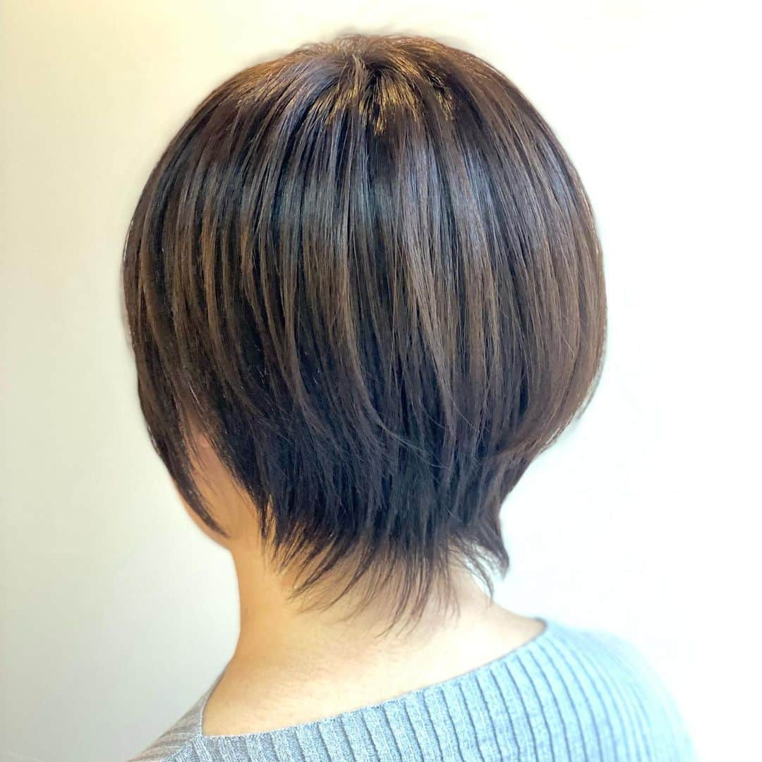 神林匠のインスタグラム：「ツヤツヤなヘアスタイル目指しませんか？  カウンセリングをしっかりしてお互いのイメージをリンクさせましょう！  ツヤ感がなんだか減ってきた。  まとまりづらい  毛量が多い方でも  ボリュームを減らしながら  スタイルを創る！  朝が楽ちんショートヘア♪  ●"髪庵ゆかし"店名の由来● 髪庵ゆかしは"奥ゆかしい"から来ています。"奥まで見に触れにいきたい、美に対してもっと深く知りたい"という意味があります。慎み深く、上品で、心が魅かれる、細やかな心配りが見える様子、英語で表すならbeautiful、graceful等。そういう想いを持った人で溢れてくれればいいなと決めました。  ●髪庵ゆかしのお客様との約束● 近所の雑談仲間、学校の友達、いつも行っているお気に入りのお店の人、毎日一緒にいる大好きな隣の人など、「なんか最近素敵になった？」って周りから褒められた時、すごく嬉しい気持ちになりませんか？ 毎朝鏡を見た時、いつもより調子が良い！モチベーションアップ、ヘアスタイルライフを少しでもお手伝いさせて下さいませ♪  ボブは最強のヘアスタイルです♪  なぜ最強なのか？？   1️⃣ おしゃれに見えます！   2️⃣ 可愛く見えます！   3️⃣ 再現性が高い！  4️⃣ 髪がつやつやに見える！  5️⃣ 年代なんて関係ない！  おしゃれ上級者にはもちろん   おしゃれを今から楽しみたい！   って方にも簡単に扱える   ヘアアレンジ、ヘアスタイリングも難しくなく、   どんなメイクにも似合いますし、   どんな人をもかわいく、   おしゃれに魅せる、   再現性も手間もいらずの最強のヘアスタイルです。   ファッションとのバランスや相性も最強です。  オシャレなボブ  その人だけにしか似合わないボブを  創ります♪  【美容師として19年目】  10000人以上のお客様を見てきました。  親身なカウンセリングを重ね、その人にだけに似合う、その人だけにしかないヘアスタイルを創ることが得意です。  Question 1  今通っている美容室に満足してますか？ ✅雑誌の切り抜きを持っていっても理想の髪型にならない ✅スタイリストが話を最後まで聞いてくれない ✅毎回、途中でスタイリストが変わるので、何度も同じ説明をしなければならない  Question 2 ✅乾燥やフケに悩むお客様の頭皮を改善し、潤いのあるツヤ髪に ✅すぐに色が落ちてしまうカラーリングを、2倍長持ちさせる ✅しっかりとお客様のお話を聞き、カウンセリングをして、想い描いていた髪型を完成させる  Answer 髪庵ゆかしの1番の魅力は  【しっかりとしたカウンセリング】です！  同じ番号の色を使用していても、髪のダメージ具合や髪質などで、入る色が変わってきてしまいます。 カットやカラーなど、あらゆる施術は お客様の頭の形や頭皮、髪質をしっかりチェックさせて頂いてから行います。 しっかりとお客様の悩みを聞き 最初から専属スタイリストとしてカウンセリングをし施術します！  いいね！コメントでもお悩みお応えします♪  【ご予約方法はこちら】  〈web予約の場合〉  プロフィールのURLから24時間、好きな時にweb予約出来ます。  〈電話予約の場合〉  プロフィール欄の" 問い合わせ" ボタンを押して頂くか ☎︎03-5426-8978までお願いします！  髪庵ゆかし  154-0015 東京都世田谷区桜新町1-11-4 フジヤビル2F  tel 0354268978 完全予約制 営業時間 10時00分〜20時00分 定休日　月曜日 田園都市線桜新町駅徒歩2分 桜新町駅の西口を出て頂き、ファミリーマートの前の横断歩道を渡って下さい。 KALDI coffee farm（カルディコーヒーファーム）を左手に位直進していくと、ガラス張りのパン屋さん(フジヤ本店)がありますので、そちら2階になります。 注意:ペコちゃんのキャラクターの不二家さんとは別ですので、お気をつけ下さいませ。 ビルは淡い黄色の建物です。 ヘアスタイルで運命を変える。  @takumi_kanbayashi  #桜新町  #ボブテロ　#ショートボ　#ショートヘア　#ヘアスタイルで運命を変える #ショート #ボブ　#桜新町美容室」