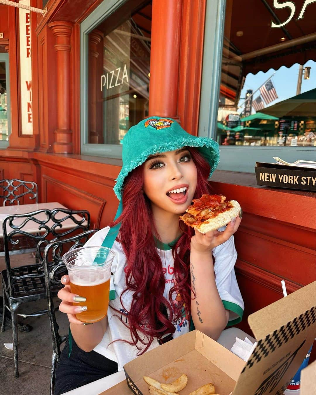 あやか（石山彩花）のインスタグラム：「🍕🍺🍕🍺🍕🍺🍕🍺🍕🍺  ピザはペパロニとビスマルクが好き❤️‍🔥ピザとビールなんて最高🌟  ユニバはいつ行っても楽しい🥰  #universalstudiosjapan #usj #ユニバ #ユニバコーデ #🍕🍺」