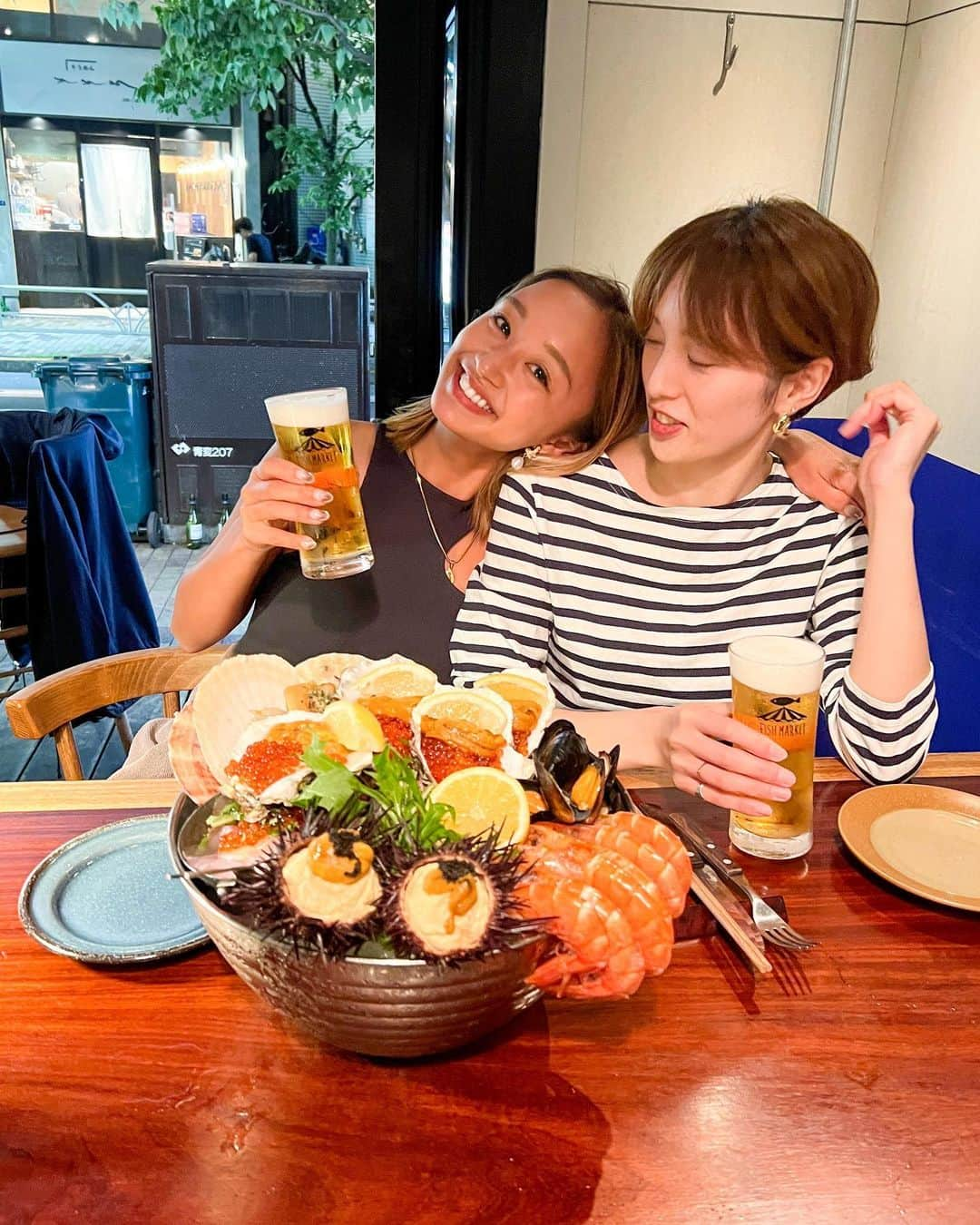 近藤あやさんのインスタグラム写真 - (近藤あやInstagram)「ビールが良く似合う親友🍺❤️笑  おぬきと集まる時はいつも、 わたしの元バイト先！！笑 @fishmarketebisu 🐠♡  夏メニューが、カラフルで 美味しい季節なの！！🌈  よく飲み、よく食べ、 よく笑い、よく喋る🥴💜💜  あー、楽しかった！ 次は旅行いこ😍🛂✨🌍  とりあえずサクッとおうちに 泊まりに行くね？来てね？？🥰  日本帰ってきた時の、友達時間が 大好き楽しかったー☺️💎💎❤️  #恵比寿 #女子会 #恵比寿グルメ #fishmarketebisu #魚バル」5月31日 18時00分 - doraemontoaya