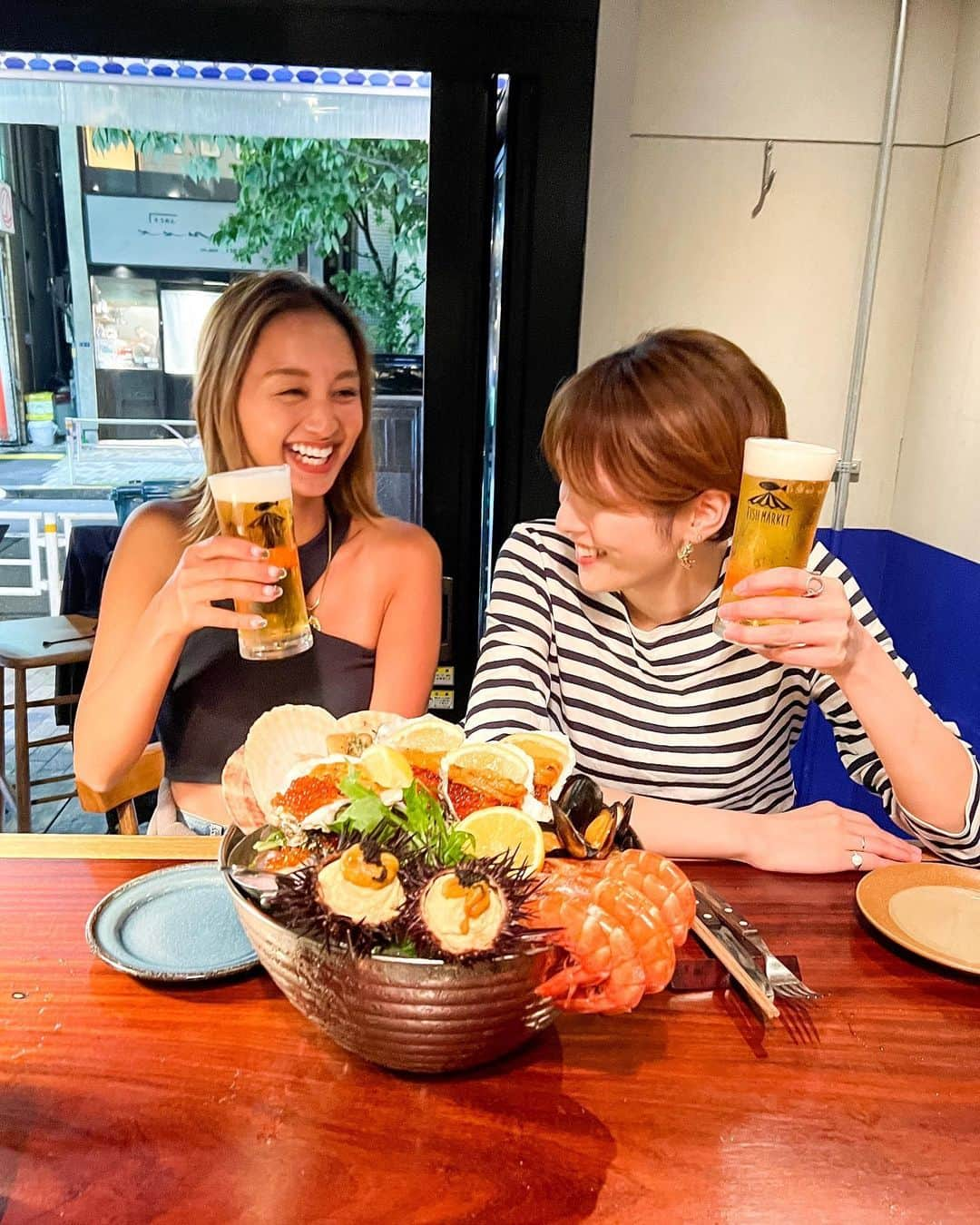 近藤あやさんのインスタグラム写真 - (近藤あやInstagram)「ビールが良く似合う親友🍺❤️笑  おぬきと集まる時はいつも、 わたしの元バイト先！！笑 @fishmarketebisu 🐠♡  夏メニューが、カラフルで 美味しい季節なの！！🌈  よく飲み、よく食べ、 よく笑い、よく喋る🥴💜💜  あー、楽しかった！ 次は旅行いこ😍🛂✨🌍  とりあえずサクッとおうちに 泊まりに行くね？来てね？？🥰  日本帰ってきた時の、友達時間が 大好き楽しかったー☺️💎💎❤️  #恵比寿 #女子会 #恵比寿グルメ #fishmarketebisu #魚バル」5月31日 18時00分 - doraemontoaya