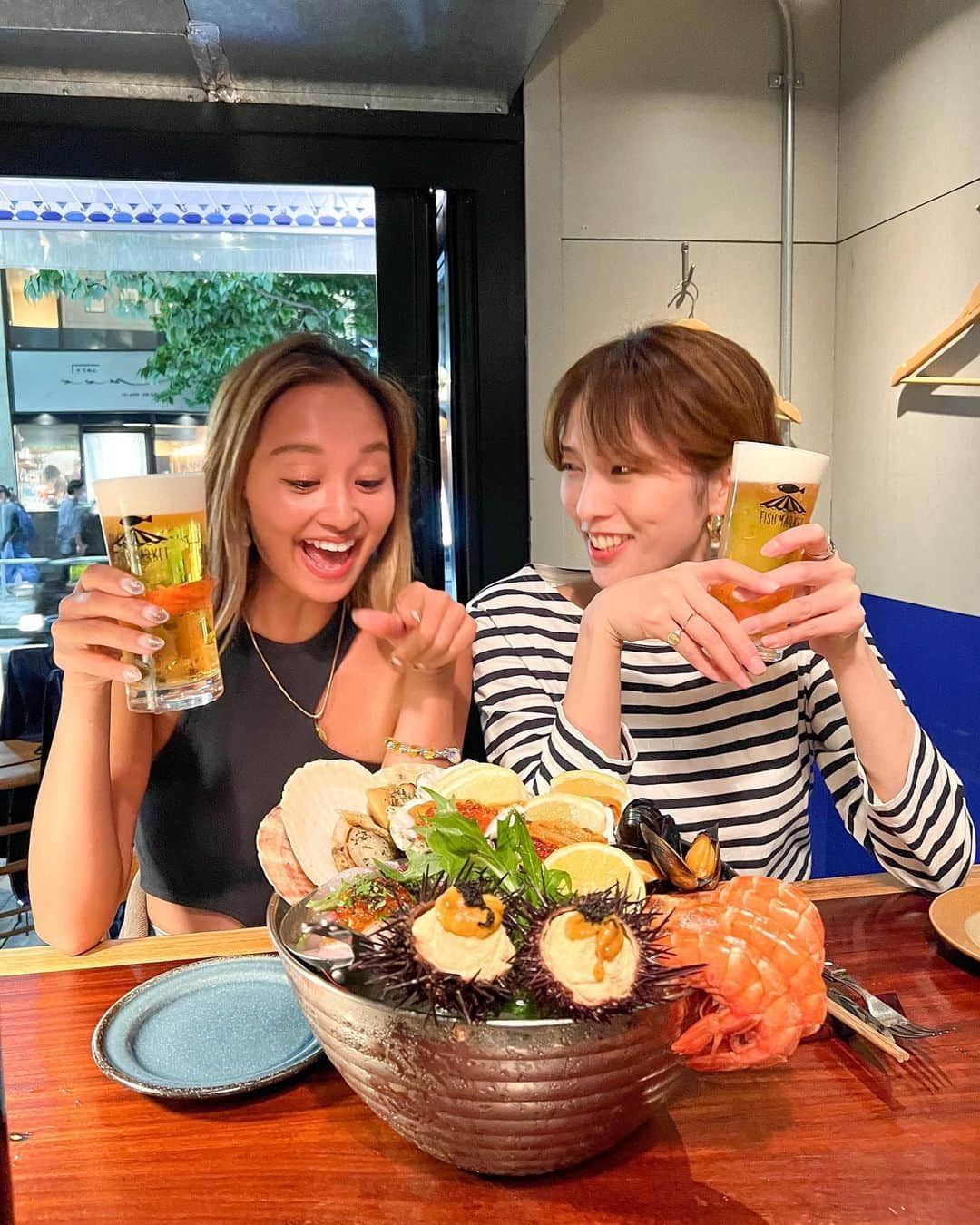 近藤あやさんのインスタグラム写真 - (近藤あやInstagram)「ビールが良く似合う親友🍺❤️笑  おぬきと集まる時はいつも、 わたしの元バイト先！！笑 @fishmarketebisu 🐠♡  夏メニューが、カラフルで 美味しい季節なの！！🌈  よく飲み、よく食べ、 よく笑い、よく喋る🥴💜💜  あー、楽しかった！ 次は旅行いこ😍🛂✨🌍  とりあえずサクッとおうちに 泊まりに行くね？来てね？？🥰  日本帰ってきた時の、友達時間が 大好き楽しかったー☺️💎💎❤️  #恵比寿 #女子会 #恵比寿グルメ #fishmarketebisu #魚バル」5月31日 18時00分 - doraemontoaya