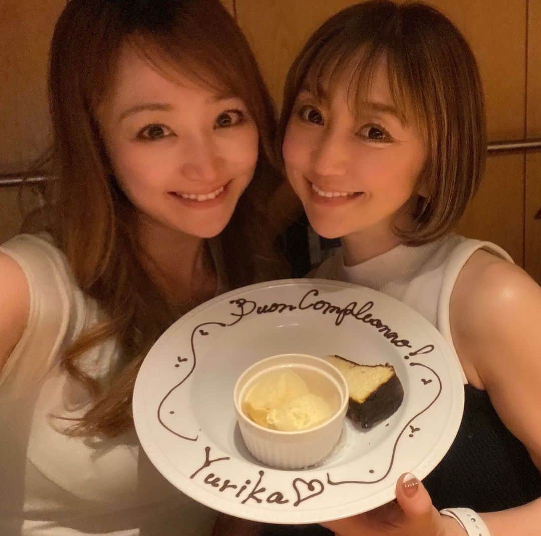 のインスタグラム：「ゆりっちHBD🧡 夜に2人で外で飲める貴重な日なので、この日は最後まで付き合うって宣言してたんだけど🥹 最後は寝ながらだけどお祝いできてよかった🥹🤍✨ いつもありがとう🥹🫶」