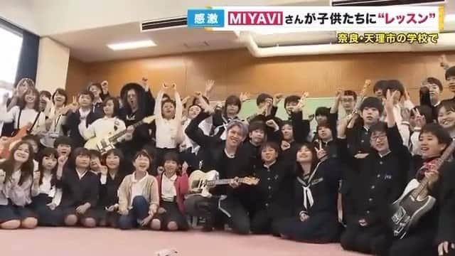 雅-MIYAVI-のインスタグラム：「Visited a school in Nara for Fender’s #WeLoveMusic” project.   🤘🏻🤘🏻😃🎸🥁⚡️⚡️❤️‍🔥🌏🚀  #Repost @miyavi_press ・・・ 【Topics】 教室でド派手演奏！世界的ギタリストMIYAVI、生徒“即興セッション♪「オーラ放っててすごかった」🎸👀‼️  世界的ギタリストのMIYAVIが奈良県の学校を訪れ、子どもたちに音楽の魅力を伝えました。  奈良県天理市で小・中学生を前にド派手な演奏を披露したギタリストのMIYAVI。  新型コロナが流行しているときに音楽の授業を通し、生徒の絆が深まった経験を学校から楽器メーカーに伝えたところ、今回のイベントが実現しました。  MIYAVIは演奏以外にも、難民支援を続けている経験から多くの国で食糧が不足している実情などを伝えました。  その後、生徒らによる生演奏を聞いたMIYAVI、ある提案を持ち掛けます。  MIYAVI「もう一個、ギター使っていいのある？」  生徒らと即興でセッションすることになりました。  MIYAVI「可能性をできるだけ大きく広げて欲しい。音楽というものでプラスに向いてもらえれば幸いです」  共演した生徒たち「弾きだした瞬間からオーラ放っててすごかった」「なんかレベルが違うなと思った」  子どもたちにはギターなどが贈られ、夢のような時間となりました。  🎥 https://youtu.be/pwOiUqj_yTk  @miyavi_ishihara @fender_jp  #MIYAVI #Fender #音楽の魅力」