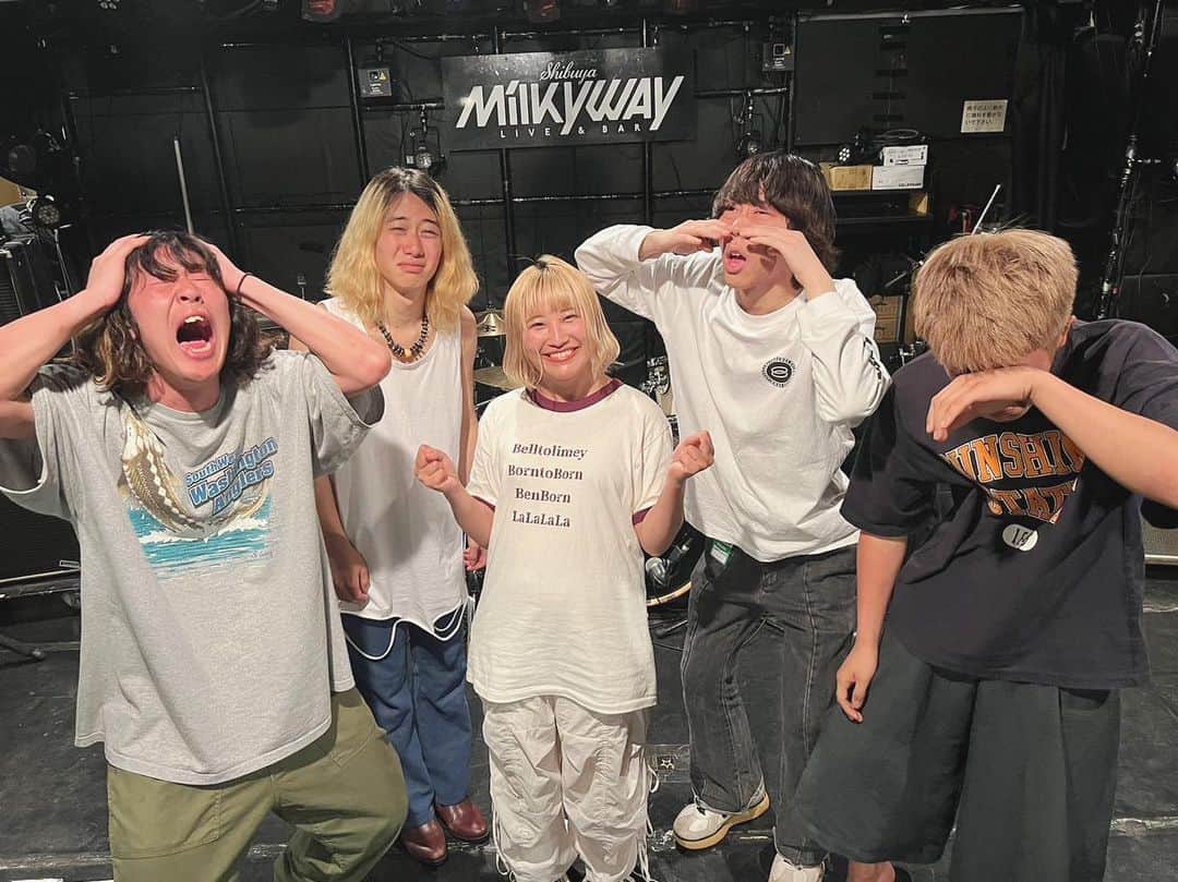 大貫みくのインスタグラム：「🚩🚩🚩  5/28 COMING KOBE23 5/29 神戸太陽と虎 5/30 渋谷ミルキーウェイ  この３日間HATAKE @hatake_5 に加入してました！ 出会ってくれた皆さんありがとうございました！  ふぉるて広島の前日の夜に たけるくんが肋骨を折った話を聞いて 即座に「やろうか？！」と答えちゃったものの 本気でやれるとは思ってなかった…！  初スタジオから初ライブまで4時間だったのも スタジオの1時間前に明日この曲増やしたいですって言われて応えたのも 体力と脳のキャパ的には辛いとこもあったけど楽しかった！ やろうと思ってやれることでもないし！笑  これからもっともっと大きくなるバンドと 一緒に演奏できて楽しかった！ メンバーとも仲良くなれた！！！ マネージャーひろむと乾杯したビールが美味しすぎたよ🍺  今週末はふぉるて仙台🙌🏻🙌🏻🙌🏻 いまリハ終わったんだけど 回を重ねるごとにアレンジが進化しております！ 楽しみにしててね！」