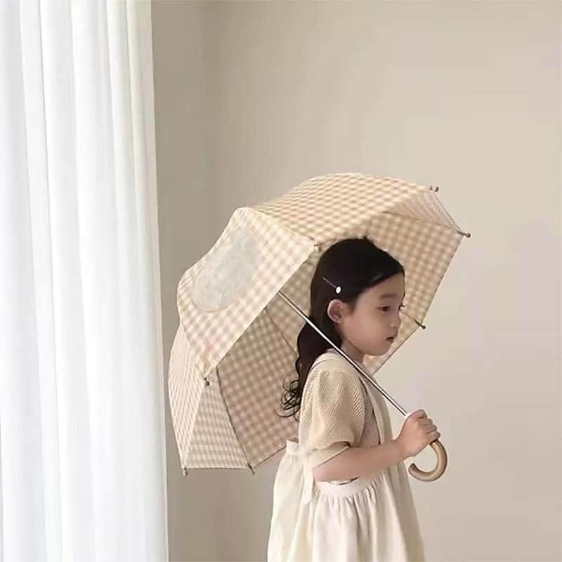 子供服のbig foRE:stさんのインスタグラム写真 - (子供服のbig foRE:stInstagram)「クリアサークル×チェック柄アンブレラ【A079】  ギンガムチェック柄が可愛い手開き式の傘🌧️  クリアビニールのぞき窓があるので、前が見やすくて安心です😌  お子様をすっぽりと包むドーム型シルエットも◎  雨の日が楽しみになりそうです🌧️  color 🌂 ベージュ・イエロー・ピンク・ブラックの4色展開です.∘  #赤ちゃんのいる生活 #むすこーで #新米ママ #ベビスタグラム #男の子ベビー #女の子ベビー#女の子ママ #男の子ママ #子供のいる暮らし#子ども服通販 #子供服セレクトショップ #インポート子ども服 #海外子ども服 #プチプラ#プチプラ子ども服  #韓国子ども服 #夏アイテム #梅雨 #キッズ傘 #キッズレインコート #梅雨対策 #梅雨を楽しむ」5月31日 13時55分 - olpemi_