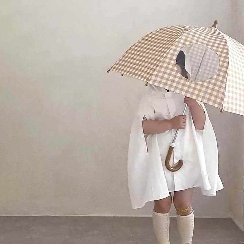 子供服のbig foRE:stさんのインスタグラム写真 - (子供服のbig foRE:stInstagram)「クリアサークル×チェック柄アンブレラ【A079】  ギンガムチェック柄が可愛い手開き式の傘🌧️  クリアビニールのぞき窓があるので、前が見やすくて安心です😌  お子様をすっぽりと包むドーム型シルエットも◎  雨の日が楽しみになりそうです🌧️  color 🌂 ベージュ・イエロー・ピンク・ブラックの4色展開です.∘  #赤ちゃんのいる生活 #むすこーで #新米ママ #ベビスタグラム #男の子ベビー #女の子ベビー#女の子ママ #男の子ママ #子供のいる暮らし#子ども服通販 #子供服セレクトショップ #インポート子ども服 #海外子ども服 #プチプラ#プチプラ子ども服  #韓国子ども服 #夏アイテム #梅雨 #キッズ傘 #キッズレインコート #梅雨対策 #梅雨を楽しむ」5月31日 13時55分 - olpemi_