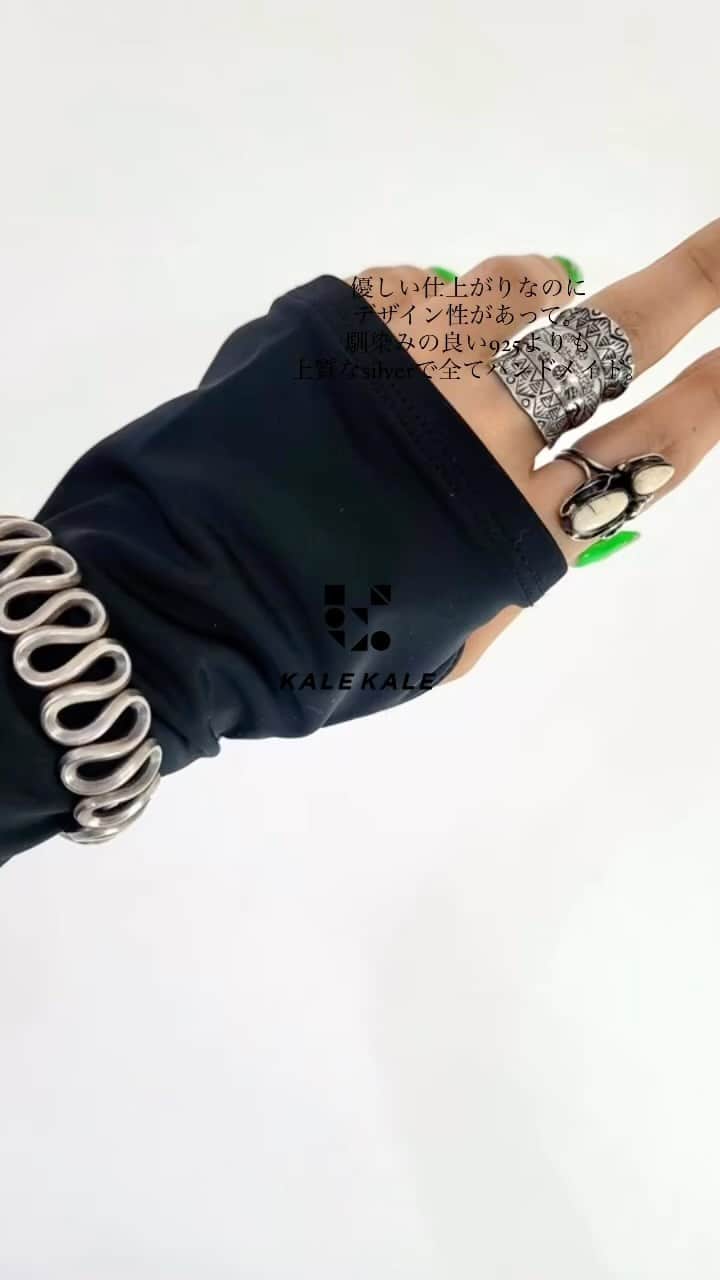 gallerieのインスタグラム：「ここぞ！👠って日も。手抜き🧢って日も。  上質なアクセサリーは、オトナのリアルな毎日にピッタリです。  今日はファッションを楽しむんだって日は、 プラスαオシャレを楽しませてくれる。 今日は、もう手抜きなんだって日は、 諦めかけた今日の自分にそっと華を添えてくれる。 あなたの気分を読み取ってくれる最強の相棒💍 （こんなパートナー👨🏻‍🦱いたら本当最強だなw）  何回つけたって飽きない。大切に出来る。 そんなアクセサリーと出会ってほしいです💍  #KALEKALE #silver #シルバーアクセサリー #シルバー925 #カレンシルバー #手抜きコーデ」