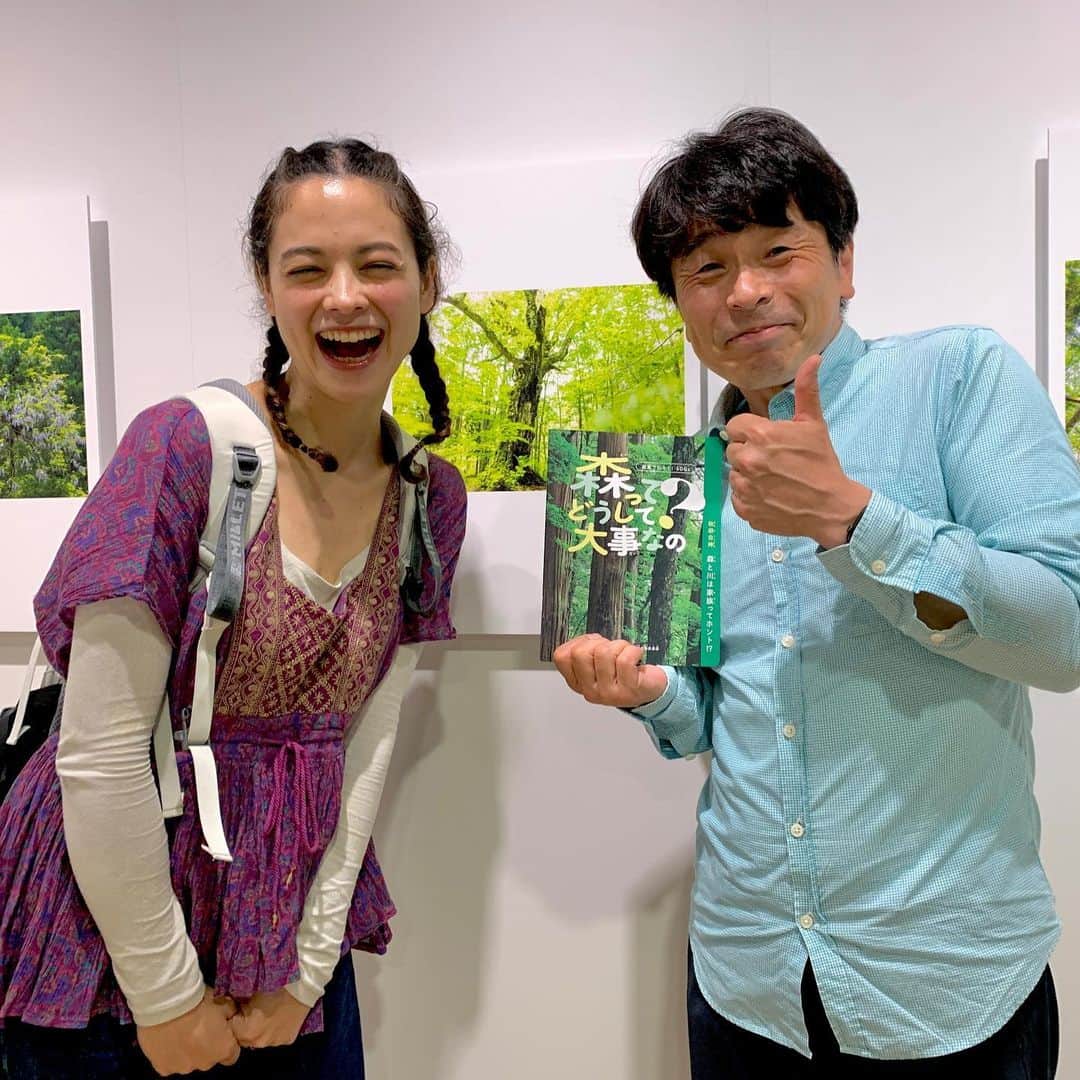 仲川希良さんのインスタグラム写真 - (仲川希良Instagram)「6月7日までエプソンスクエア丸の内で開かれている 写真家・秦達夫さんの展示「Traces of Shirakami」へ ・ 私も訪れたことのある「秋田白神」に 束の間浸らせていただきました ・ ・ 一枚の写真の中に感じられるさまざまな豊かさ 植物と虫たち、移ろう季節、山と里…… 小さな四角のなかに込められた大きな繋がりをゆったり味わうひととき ・ ・ 展示会場で秦さんと写真を撮り #SDGs をつけてSNSに投稿すると 秦さんが作られた「森ってどうして大切なの？」をプレゼントしていただけますよ！ ・ 今回の展示は毎年6月1日"写真の日"の前後に開催されている東京写真月間のイベントの一環で 今年のテーマはSDGs「環境」なんだそうです ・ ・ ・ そして青森県から秋田県にまたがる白神山地は 日本で初めてのユネスコ世界自然遺産に登録されてから今年で30年 ・ こちらも関連イベントがたくさん開催されていますが 私も6月10日に秋田県藤里町で開かれるイベントに出演させていただきます お近くの方はぜひ遊びに来てください！ 白神山地と共にある土地の豊かさを一緒に感じましょうね ・ Shirakami FESTA〜新しい森のトビラ〜 6月10日(土)です またのちほど詳しく告知させていただきます ・ ・ ・ #⛰ #📷 #登山 #トレッキング #ハイキング #山旅 #カメラ #東京写真月間 #環境 #森 #白神山地 #秋田県 #藤里町 #秦達夫 さん　@tatsuo_hata」5月31日 14時05分 - kiranakagawa