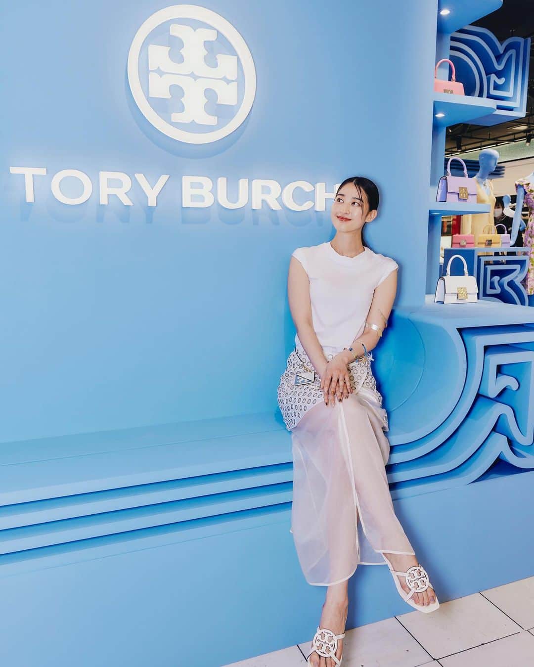 青野楓のインスタグラム：「伊勢丹新宿店本館 1 階ザ・ステージにて、5/31から6/6まで、@toryburch のポップアップストアが開催されている様です！  綺麗なブルーの世界感で夏らしさを感じました🩵💙  #Toryburch　#トリーバーチ」