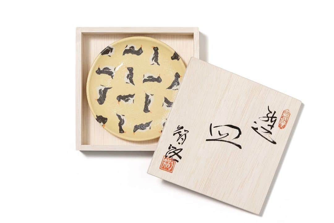 水野智路さんのインスタグラム写真 - (水野智路Instagram)「『BEAMS JAPAN』が開催する #大名古屋展2023 にて、昨年に引き続き今年も『BEAMS JAPAN』と『ホシザキ』のコラボアイテムを作りました！  今年は爽やかなイエローカラーをベースに昨年同様ペンギン柄を作りました🐧  「抽選」にて販売いたしますので、詳細は7月中旬にBEAMSの公式ニュースページ、特設サイト、そしてこのアカウントにて発表します！それまでどうぞお楽しみに。  ※抽選詳細に関しましては7月の発表までお答えできかねますので予めご了承ください ※販売個数は開示できかねます  @beams_japan @beams_japan_shibuya @beams_japan_kyoto @beams_nagoya #大名古屋展2023 #愛知のここが好きだがね #beamsjapan #ホシザキ #せともの #瀬戸物 #セトモノ #瀬戸市 #練り込み技法 #練り込み #練り上げ #ceramic #pottery  #nerikomi #neriage #水野智路  #coloredclay #パターン #pattern #art #artwork #tomoro」5月31日 14時06分 - tomoro.m