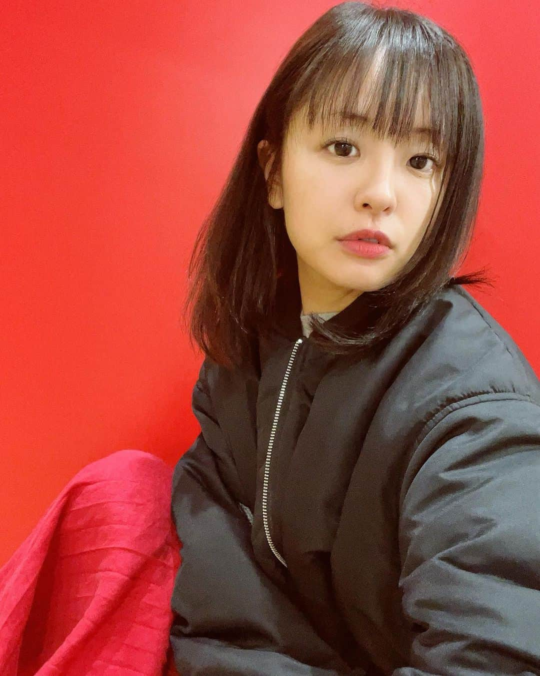 加島ちかえさんのインスタグラム写真 - (加島ちかえInstagram)「the last day of May🌼  密かに今月からずっと黒髪★  前髪をかきあげれば"上戸彩"ちゃん ﾎﾟﾆﾃやｵｰﾙﾊﾞｯｸにすれば"石原さとみ"ちゃん 前髪おろせば"広瀬すず"ちゃん感も⁇  そんなことができちゃうんです🙊❤️  地毛でできるこの快適さにハマり中🤭✨✨  というか、 しっくりくるwigってなかなか 見つからないんだよなぁ〜😅  だから ﾓﾉﾏﾈの方たちに合うとほぼ100% どこでｶﾂﾗ買ったか作ったかとか聞いてしまう👂👂w  そんなことより何より、また眉毛を書き忘れて いることのほうが気になるけれども🤫  とにかく今回こんな 欲張りスタイルに仕上げてくださって ありがとうございましたっ👏🤪🤣♡  #ヘアスタイル  #ヘアアレンジ  #黒髪女子 #ものまね #ラッキーカラー #赤　#銀のカメレオン　#ゲッターズ飯田 #ゲッターズさん占いによると今年の私は赤と青 #ちなみにダンスをすると痩せる星らしい  #blackeyes  #blackhairstyles #zaza #japanesewomen #luckycolor #redskirt」5月31日 14時10分 - chikaekashima