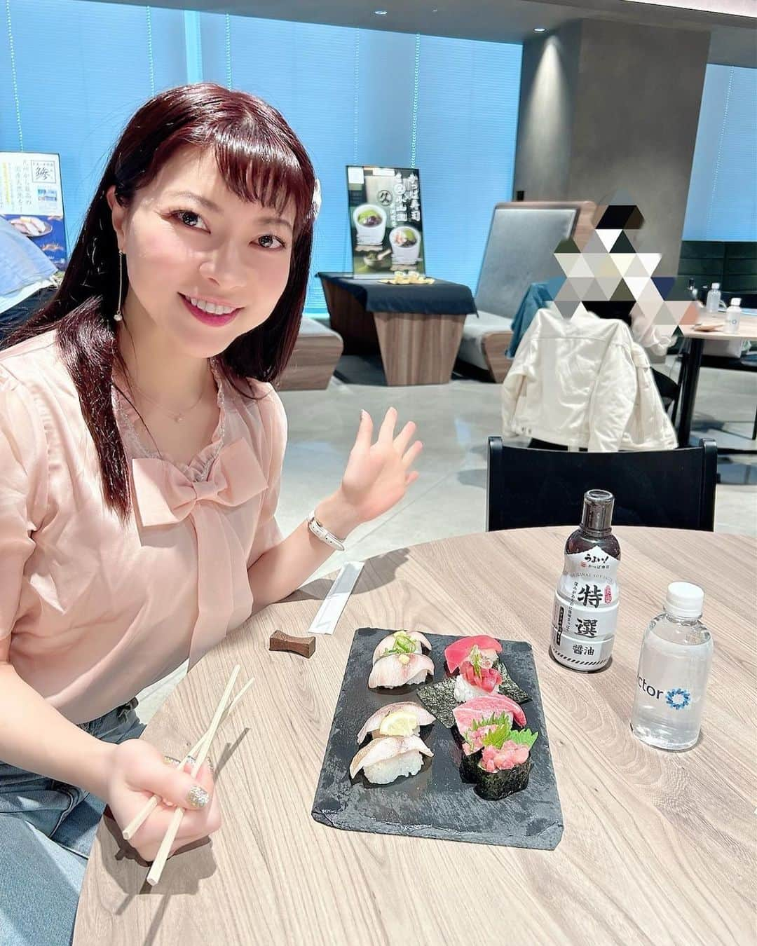 DJ MIYAさんのインスタグラム写真 - (DJ MIYAInstagram)「きゃっほ💓『かっぱ寿司』さんの新作発表会にお招きいただきましたー❤️  かっぱ寿司さんで5月31日から6月20日まで発売となる初夏の新商品などをいろいろと一足先に試食させていただいたよー🍣  ◉まぐろ　　  まぐろ上赤身　　一貫110円（Taxin） まぐろ上赤身ぶつ切り包み　一貫110円 本鮪とろぶつ盛り軍艦　二貫363円 本鮪中とろ本気にぎり　一貫 363円  もうね、まぐろがおいしすぎて舌の上でとろけてしまうの〜〜！🍣 本鮪中トロの脂の乗った絶品の中トロが忘れられないからまたかっぱ寿司行って食べたいくらいまいうー☆💖  ◉長崎産天然あじ  あじもほんと美味しくて新鮮で驚きを隠せませんでしたあー！こんなに美味しい鯵がかっぱ寿司で食べれるのーお？？？  お寿司好きな人は新作のまぐろとアジを食べに行ってほしいな♫  ◉かっぱ寿司のスイーツ  かっぱ寿司のスイーツブランド「ごち CAFE」から新登場の抹茶を使った和スイーツ❤️ へーえ♩かっぱ寿司さんのスイーツは持ち帰りもできるらしいよ💓  プレミアムスイーツBOX（6個入り）1880円（Taxin）は5月31日から一都三県のかっぱ寿司で発売になります☆ このBoxは4個以上購入で無料でつきます♪  3種類お試しさせていただいたよ、どれも順位つけられないくらいクオリティ高すぎた♡クリーミーなプレーンも良き良き💖  お持ち帰りスイーツもこだわってるよ❤️ 『宇治抹茶のプレミアムプリン』丸久小山園の宇治茶を使ったこの抹茶スイーツは贅沢な味わいで一つ320円（お持ち帰り価格）とは思えないおいしさ🍵  とっても楽しかったでぇーす♡♡♡  みんなチェックしてみてねん💖  #pr #インフルエンサーワークス #かっぱ寿司 #かっぱ #寿司 #回転寿司 #スイーツ #まぐろ祭り #天然魚祭り #ごちCAFE #寿司好き #お寿司 #まぐろ好き #maguro #新商品発表会 #ローンチ #ローンチイベント #新作発表会 #すし #寿司女子 #グルメインフルエンサー #グルメ女子 #グルメインスタグラマー #マグロ #本鮪中トロ #本マグロ」5月31日 14時25分 - dj_miya