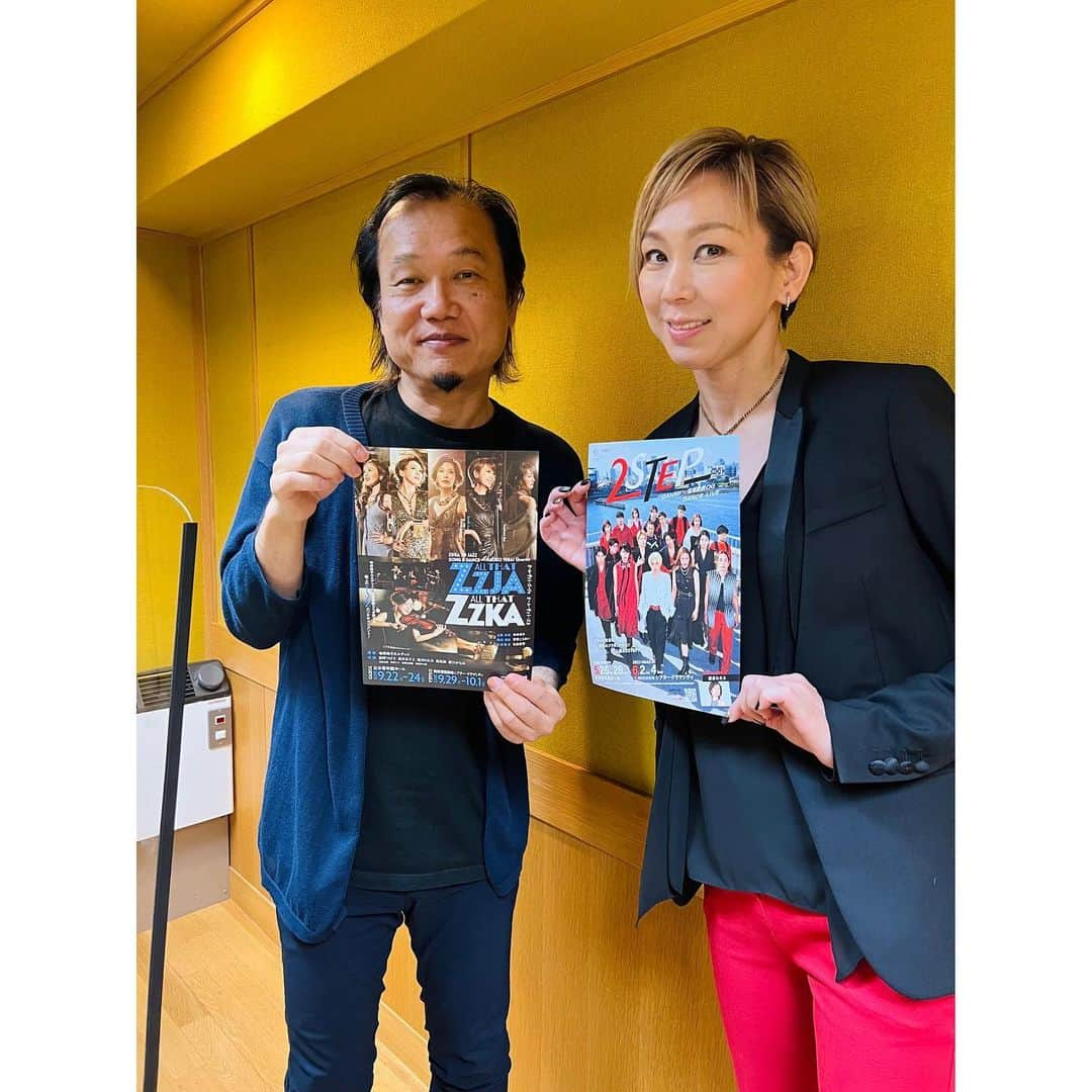 湖月わたるさんのインスタグラム写真 - (湖月わたるInstagram)「・ FM COCOLO 765 【THE MAGNIFICENT FRIDAY】  DJ #加美幸伸 さん 『ステージぴあ SPOT-LIGHT 』 の収録をさせていただきました！  『2STEP 』について熱く語ってきましたので、是非お聴きくださいね❣️  6月2日(金) 15:20〜15:40 ・ #fmcocolo765 #収録後に加美さんと記念撮影📸 #2STEPカラーファッション❤️🖤 #2STEP #2STEP_2023 #シアタードラマシティ #明後日いよいよ大阪公演スタート⤴️ #ワクワクが止まりません🥰 #湖月わたる #watarukozuki」5月31日 14時21分 - watarukozuki_official