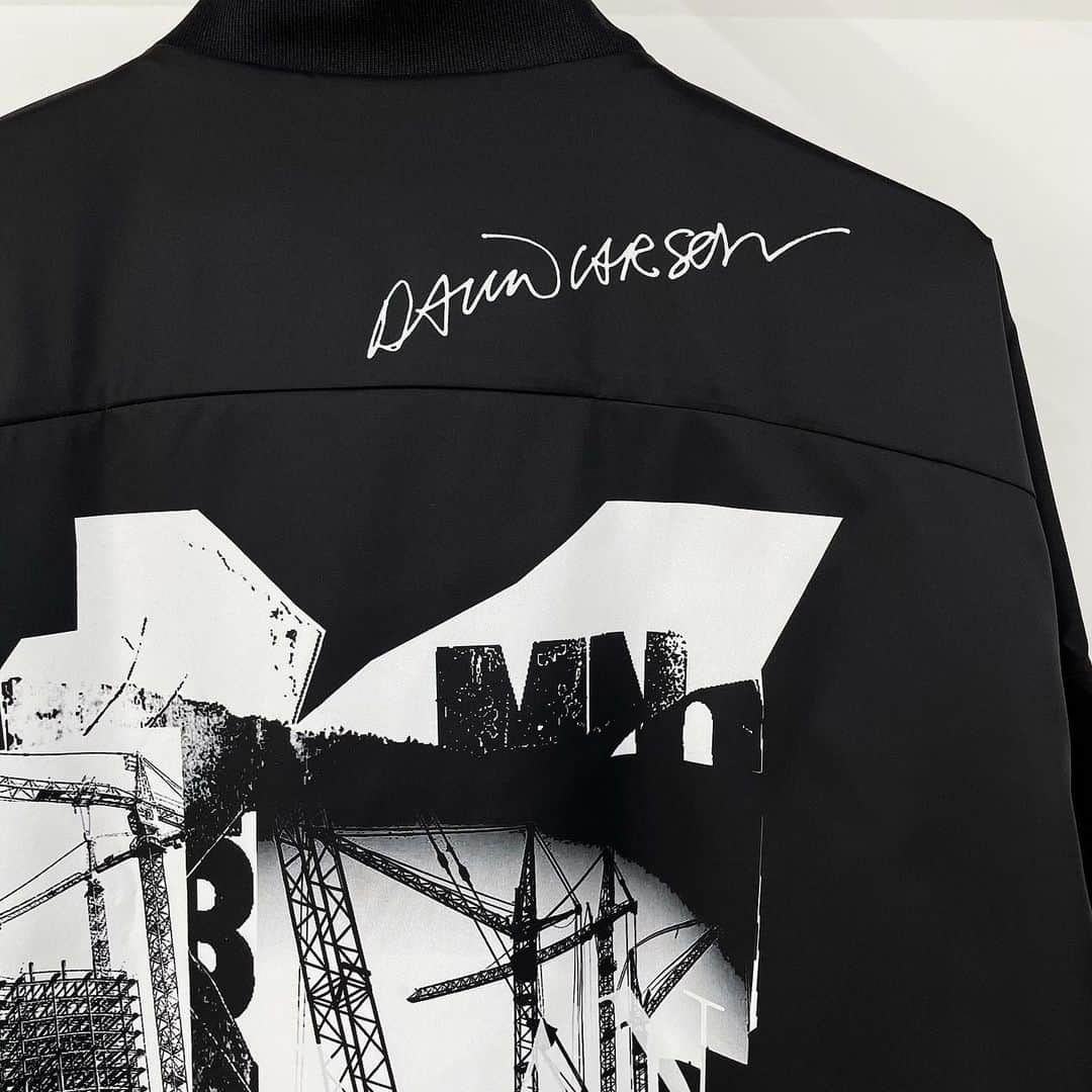 エリミネイターさんのインスタグラム写真 - (エリミネイターInstagram)「David Carson x UMBRO x ELIMINATOR triple collaboration nylon jacket. . 世界的なグラフィックデザイナー ”David Carson” との歴史的コラボレーション。 . ▪︎About David Carson ( デイビッド・カーソン )  . 92年創刊の伝説のマガジンであるRAY GUNのアートディレクションや自身のキャリアを通じて、グラフィックデザインの世界を揺るがし、今も尚、世界中のデザイナーにインスピレーションを与え続けている人物がデイビッド・カーソン氏です。 . デイビッド・カーソン氏のスタイルは、すんなりと読まれる事を拒絶するかのように混在したタイポグラフィや、それまでのセオリーを無視したフォーマットに則らない実験的レイアウト等、枠にはまらない冒険心に富んだ内容のビジュアルが特徴です。インタビューでも、「自身の長所・武器は、視覚的にも感情的にも語りかける事ができる能力です」。と語っています。 . デイビッド・カーソン氏は、クリエイティビティの本質について、こう語っています。「すべての仕事は個人的なものである必要があり、そこから最高の仕事が生まれ、真にユニークなものを作る唯一の方法です。あなたの経歴、生い立ち、両親、人生経験を引き出せる人は他にはいない。最高の作品とは、常に最も自己中心的なものなのです。好きなことをやれば、情熱は伝わる」。 . 下記にデイビッド・カーソン氏の独特な経歴について記載します。 1955年9月8日、アメリカ・テキサス州コーパスクリスティに生まれました。サンディエゴ州立大学で、社会学の学士号を取得し、カリフォルニア州の高校で教鞭をとっていた経歴もあります。元プロサーファーで、当時は世界ランキング9位にランクインしていました。彼の名が世界に轟いたのは、「Beach Culture」誌、そして何より1992年創刊の「RAY GUN」誌のアートディレクションによるものです。 . 「地球上で最も有名なデザイナー」、「時代のアートディレクター」といったメディアの賞賛を集め、ルイス・ブラックウェルとの共著『The End of Print』(1995年、2000年改訂版 )は、5カ国語で20万部以上を売り上げた、グラフィックデザイン書の中で最も売れた本となっています。 . グラフィックデザイン、写真、広告、ブランディングなどの作品で230以上の賞を受賞しています。 . #davidcarson #davidcarsondesign #davidcarsonart #originator #legend #umbro #eliminator #tokyo #collaborate #collaboration #manchester #england #industrial #revolution #raygun #grafikrader #graphicdesign #visualart #graphicfeed #typography #art #rock #fashion #mensfashion #mensselectshop #culture #madchester」5月31日 14時23分 - eliminator_tokyo