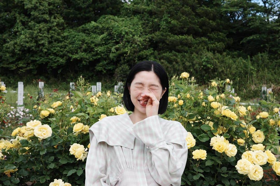 小谷実由さんのインスタグラム写真 - (小谷実由Instagram)「3年越しの念願でおさちゃんとバラ園に🐈🐈笑いすぎて目が線」5月31日 14時44分 - omiyuno