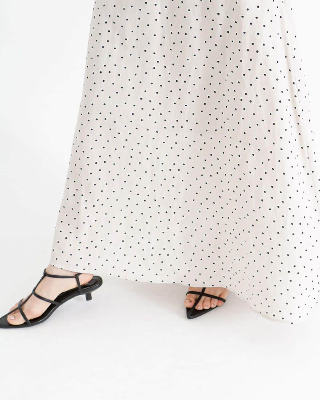Techichiさんのインスタグラム写真 - (TechichiInstagram)「【French Dot Pattern Items】 ランダムに動きのあるドット柄が遊び心あるプリントのフレアスカート。 リネン混の落ち感のある素材で腰回りをすっきりと見せてくれます。 きれいめなオンスタイルはもちろん、Tシャツを合わせたりカジュアルスタイルにも着回しのきくスカートです。 ⁡ ⁡ ⁡ ・Skirt ￥ 8,690（tax incl.）_№1506085 beige/brown ⁡ ⁡ ⁡ ⁡ ※商品タグの付いていないアイテムも順次オンラインショップで販売いたします。 ⁡ ※商品画像は、撮影環境やご利用のPC・スマートフォンのモニター環境などにより実物と色味に差異がある場合がございます。 ⁡ ===================================== ⁡ #techichi #テチチ #オフィスカジュアル #お仕事を楽しく #大人カジュアル #働く女性 #オトナ女子 #オンオフ兼用 #ドット柄スカート #ドッド柄  #スカートコーデ #canshopig」5月31日 18時00分 - techichi_official