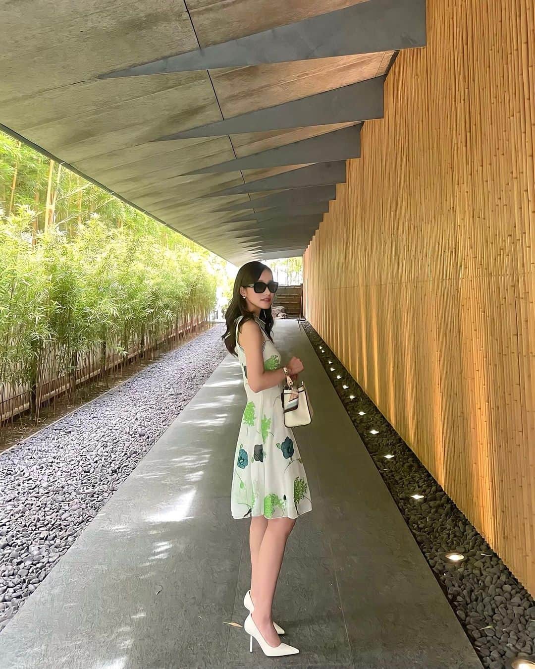 篠りさ子さんのインスタグラム写真 - (篠りさ子Instagram)「🌿  このワンピ、レトロでかわいい❤︎ 新しいサングラスもかわいいから載せとこー❤︎」5月31日 14時42分 - risako_shino