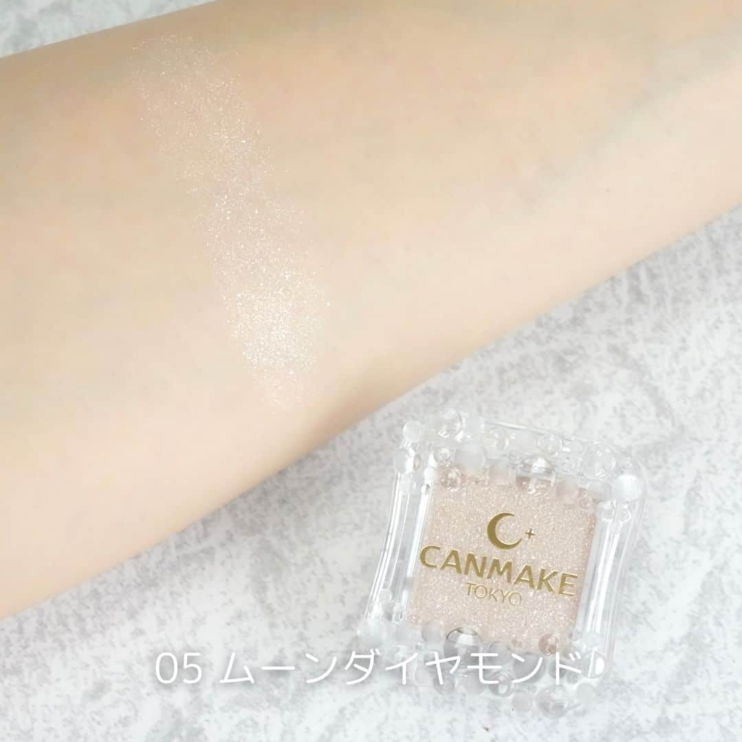 CANMAKE TOKYO（キャンメイク）さんのインスタグラム写真 - (CANMAKE TOKYO（キャンメイク）Instagram)「まるで夜景を閉じ込めたみたい✨ まばゆく輝くシングルアイシャドウ「シティライトアイズ」に限定色登場✨  大小の高輝度パールがまぶたにぴたっと密着してキラキラ発色✨なめらかに伸びてムラになりにくく、美しい仕上がりが長続き🎵  指で塗るとパールがたっぷりのって、よりリッチな輝きに✨  ＜限定色＞ 🌙05ムーンダイヤモンド 月明りのように優しくまぶたを照らす、透き通ったホワイトベージュ お手持ちのアイシャドウの下地にしたり、仕上げに重ねたり…白すぎないので涙袋メイクにもおすすめ！ パッケージは、月モチーフの限定デザイン🌙  上品なきらめきをのせて、いつもと違う目もとを演出してみてね✨  公式オンラインストアでは発売開始！ 店頭では5月下旬から順次発売を開始します🎵 ぜひチェックしてみてくださいね💗  ・シティライトアイズ　各638円（税込）  #CANMAKE #CANMAKETOKYO #キャンメイク #かわいいに出会える #プチプラコスメ #メイク #アイシャドウ #シングルアイシャドウ #ラメシャドウ #シティライトアイズ #高発色 #アイメイク #ラメメイク #キラキラメイク #新商品 #限定コスメ #キャンメイク新商品 #makeup #eyeshadow」5月31日 14時47分 - canmaketokyo