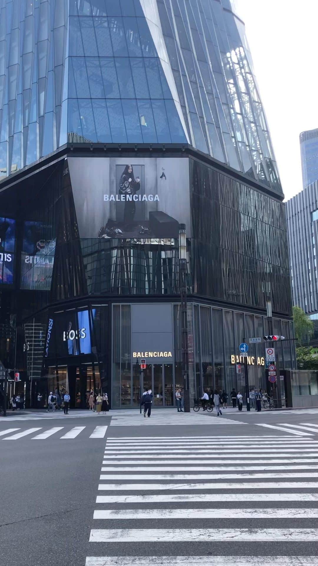 のインスタグラム：「バレンシアガの期間限定ストアが6月1日(木)に東急プラザ銀座にオープン！　ここでしか手に入らないBALENCIAGAとTOKYOのロゴが施された「DUTY FREE TOTE BAG」や、世界先行発売の「3XL MULE」を見に行こう。#balenciaga」