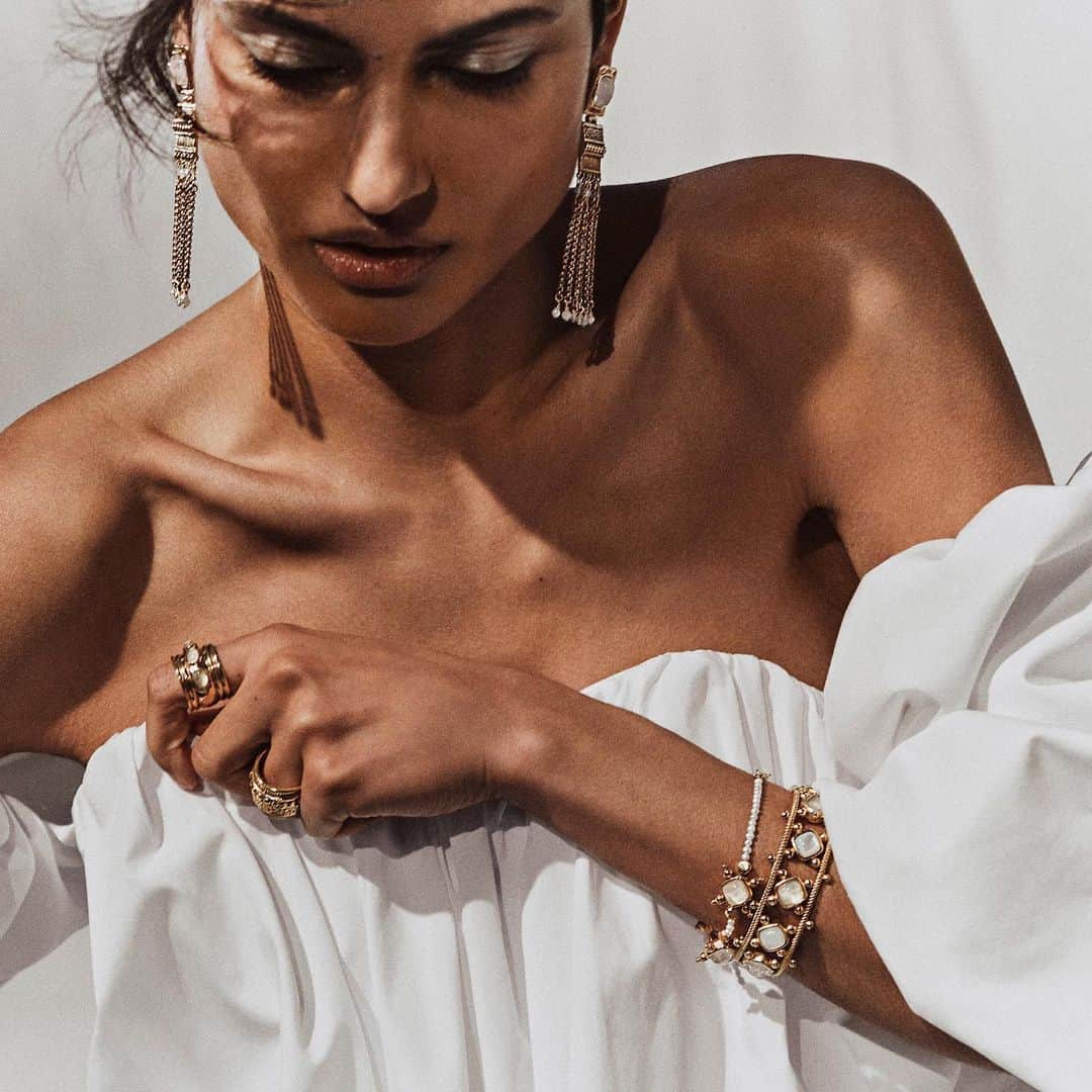 グーセンス パリのインスタグラム：「Goossens celebrates love with the new Venise Collection designed for brides to be and jewelry lovers.  #goossensparis」