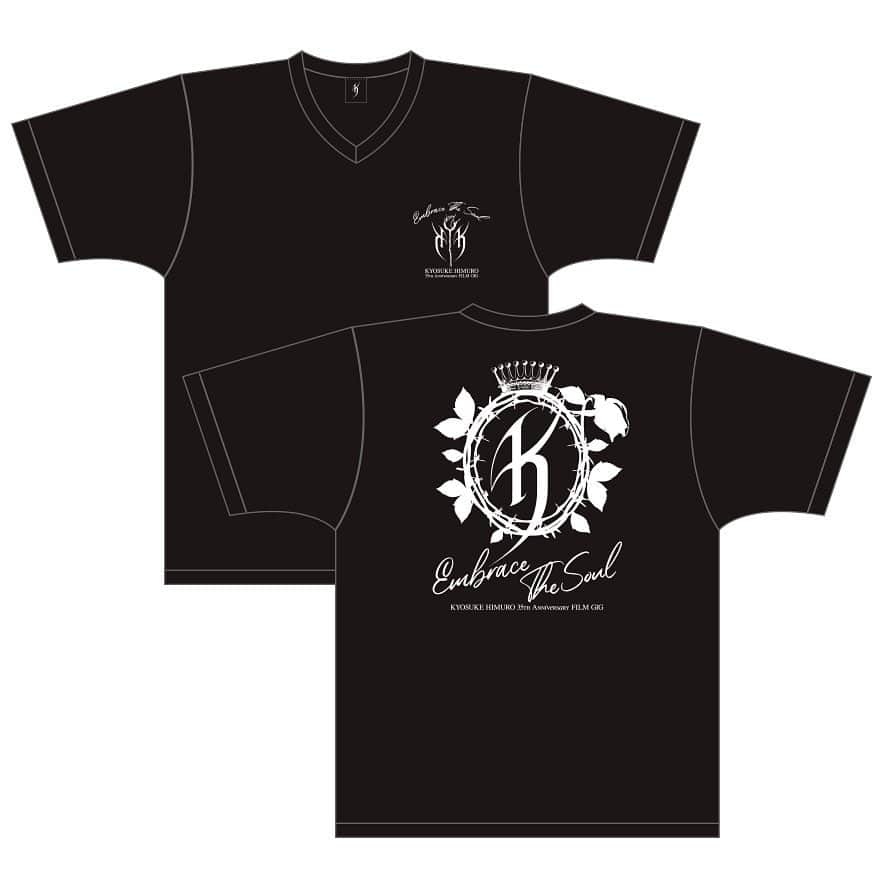 氷室京介のインスタグラム：「「KYOSUKE HIMURO 35th Anniversary Film GiG “EMBRACE THE SOUL”」先行販売Tシャツ予約受付中   【Crown V-Neck Tee】  デザイナーコメント：  35周年という節目にファンの皆様と氷室さんとの関係を美しい薔薇に見立てデザインしました。胸面は薔薇をKHロゴで優しく包み込んだようなイメージ。背面は逆に、KHロゴが薔薇を纏ったようなデザインに。もちろんキングの王冠も載せています。氷室さんとファンの皆様の素敵な関係性がずっと続いていく願いをデザインに込めました。   【プレゼントキャンペーンのご案内】 先行販売Tシャツ予約者様対象で、氷室京介サイン入りグッズ」を5名様に抽選でプレゼント!!すでにご予約いただいた方も対象となります。  #kyosukehimuro #embracethesoul #kingswing #pjonline  himuro.com/feature/shop」