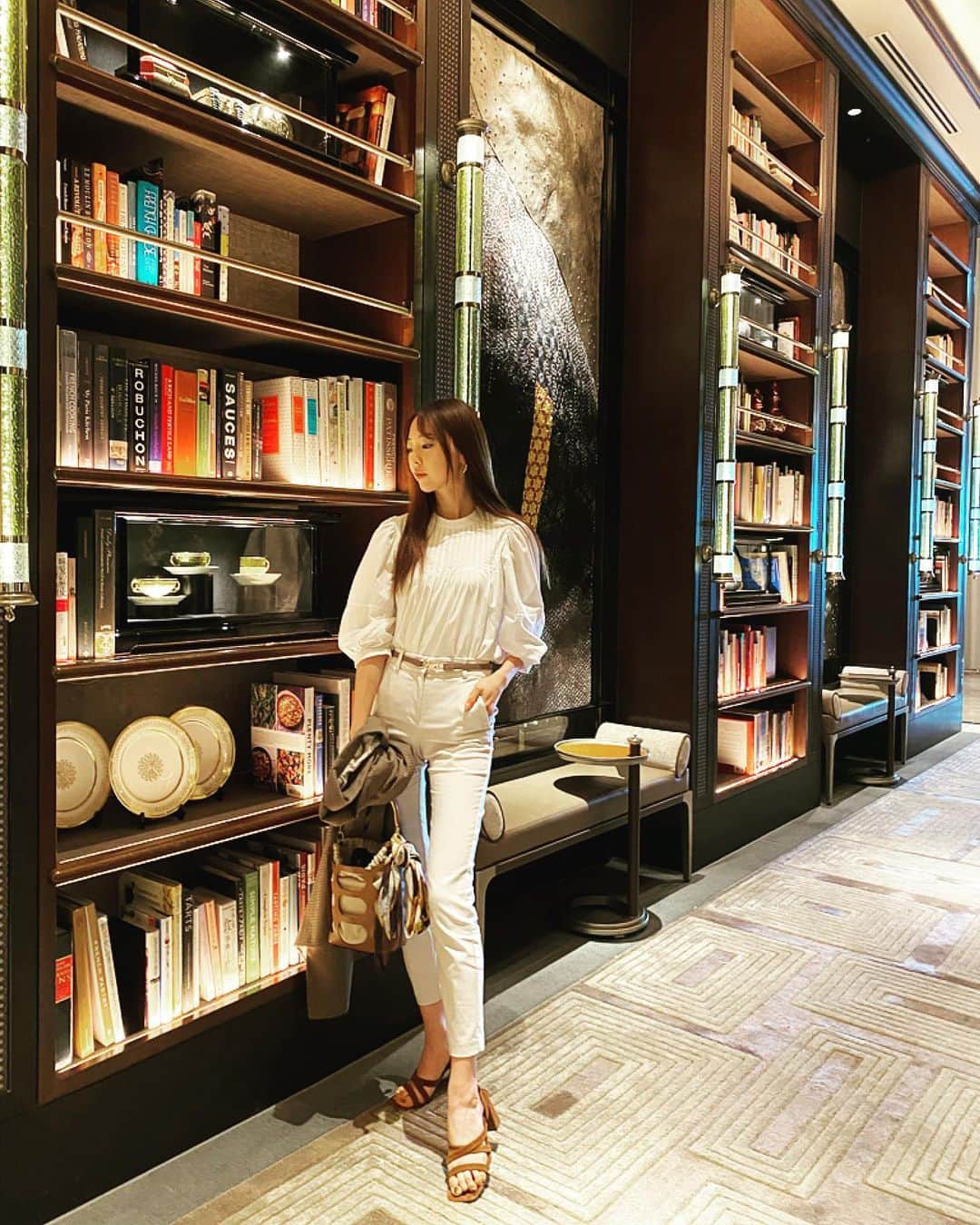 のインスタグラム：「🤍🤍🤍  #fashion #fashionstyle  #fashionista  #outfit  #code  #white  #大人コーデ #japan #fourseasons  #fourseasonshoteltokyootemachi  #フォーシーズンズホテル東京大手町」