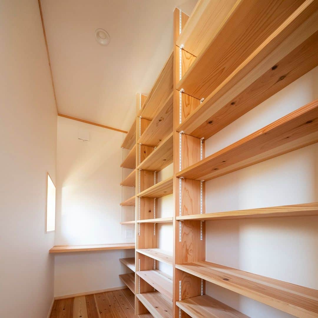 ミヤワキホームさんのインスタグラム写真 - (ミヤワキホームInstagram)「寝室にある書斎スペースとなります。  小説や漫画がたくさん置けてるようになっています。  ふと外を眺められるような心地の良い空間です。  －－－－－－－－－－－－－－－－－－－－－－－ 他の施工事例はこちらから ➭➭➭ @miyawakihome #家づくり に役立つ情報を定期的に更新中 －－－－－－－－－－－－－－－－－－－－－－－  #書斎スペース #趣味スペース #くつろぎ空間 #空間を楽しむ #本棚のある暮らし #パソコンスペース #ライブラリースペース #ワークスペース #造作本棚 #家づくりアイディア #失敗しない家づくり #後悔しない家づくり #収納アイディア #間取りの工夫 #自然素材の家 #無垢 #無垢材 #新築 #マイホーム #工務店がつくる家 #リフォーム #リノベーション #高岡工務店 #富山注文住宅 #高岡注文住宅 #高岡市 #木の家 #ミヤワキ建設 #ミヤワキホーム」5月31日 15時00分 - miyawakihome