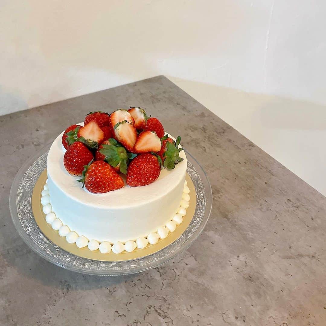 藤田かんなのインスタグラム：「🍽️  おやつの時間🕰️  @pariya_official のケーキ🎂 洗練されたデザインがとても可愛い…!!! そしてかなり美味しかったです🤤💕  #誕生日  #ケーキ」