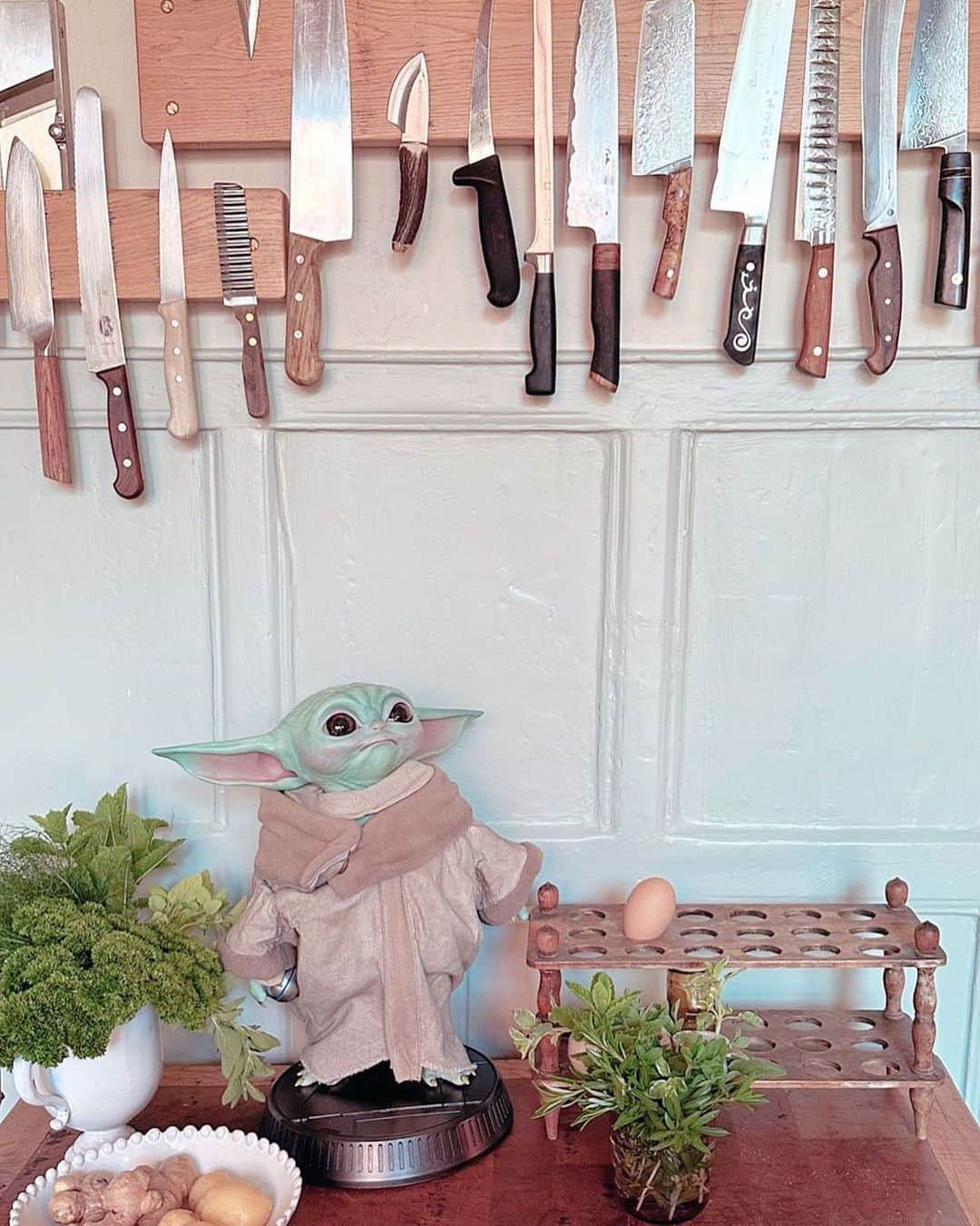 ジェイミー・オリヴァーのインスタグラム：「Good morning xx strong kitchen set-up this morning, nothing unusual. Just The Child. This is the way.」