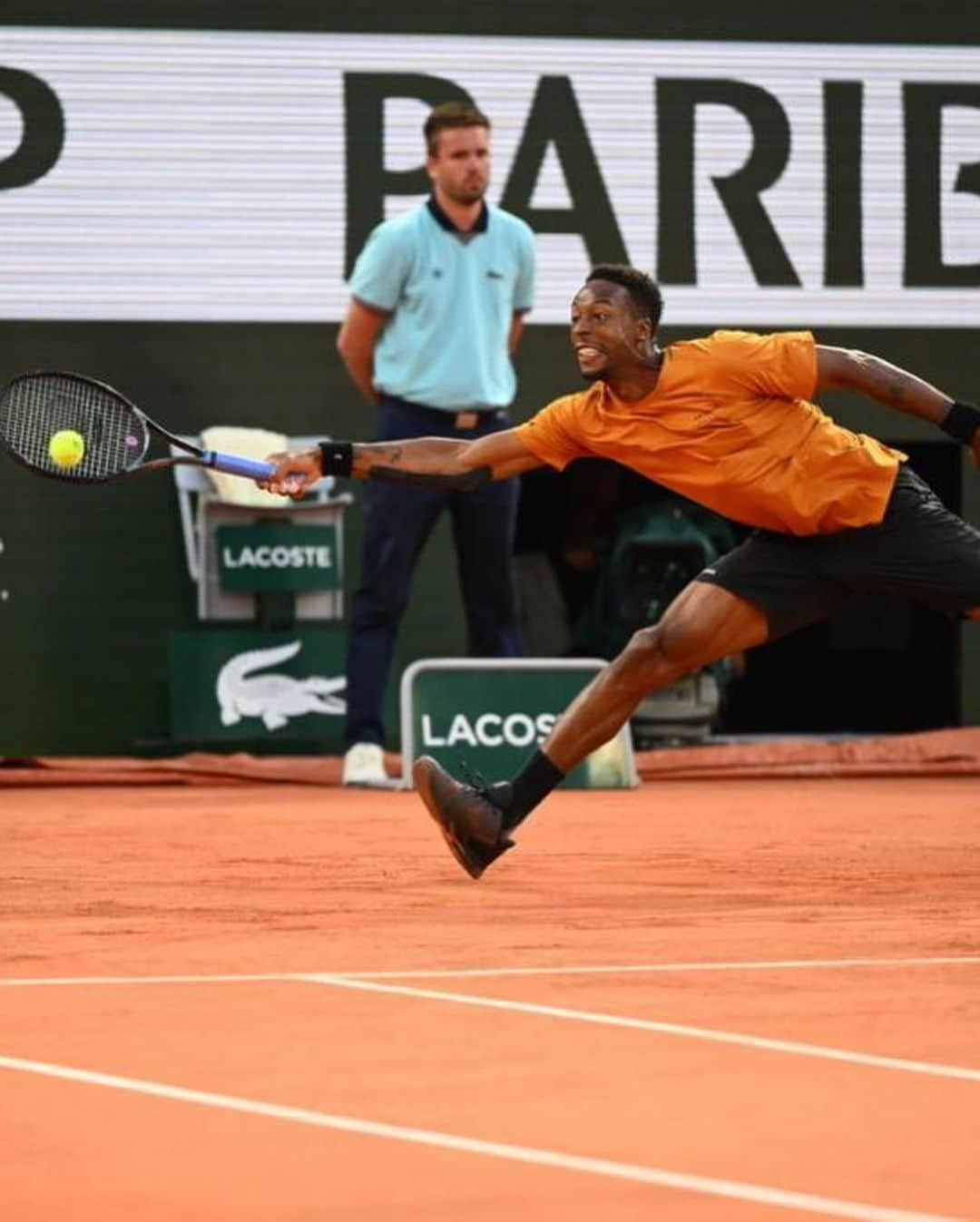 ガエル・モンフィスさんのインスタグラム写真 - (ガエル・モンフィスInstagram)「Merci 🧡@rolandgarros💚 #crowd #energy #emotions #remontada  📸 : Philippe Montigny / FFT」5月31日 15時07分 - iamgaelmonfils