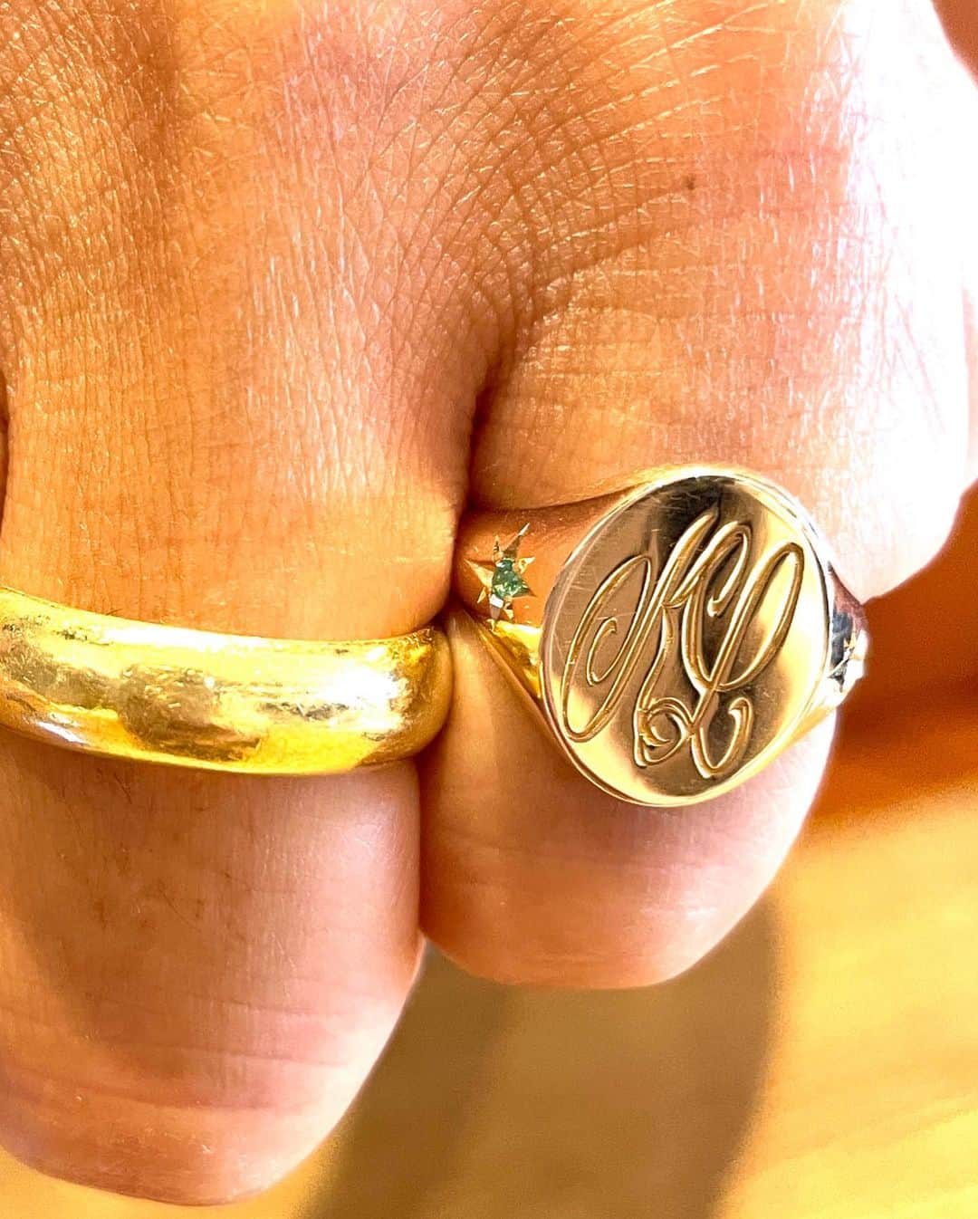 内田啓介のインスタグラム：「@philipcollegering さんにオーダーメイドのsignet ring💍を作製して頂きました！自分のデザインイメージを忠実に形にしてもらえて大満足👌🏾 昔から、自分が家族を持った時にはオリジナルで意味のあるリングを作りたいと思っていて、それがようやく実現できました！ signetには僕と奥さんのイニシャル、両サイドには子供のそれぞれの誕生石を埋めてもらいました。子供が増えた時に石を増やすのも楽しみ💎 歳を重ねるにつれて、物の価値観も変わってきて意味あるものを身に付けたくなる🤩 #familyring#signetring」