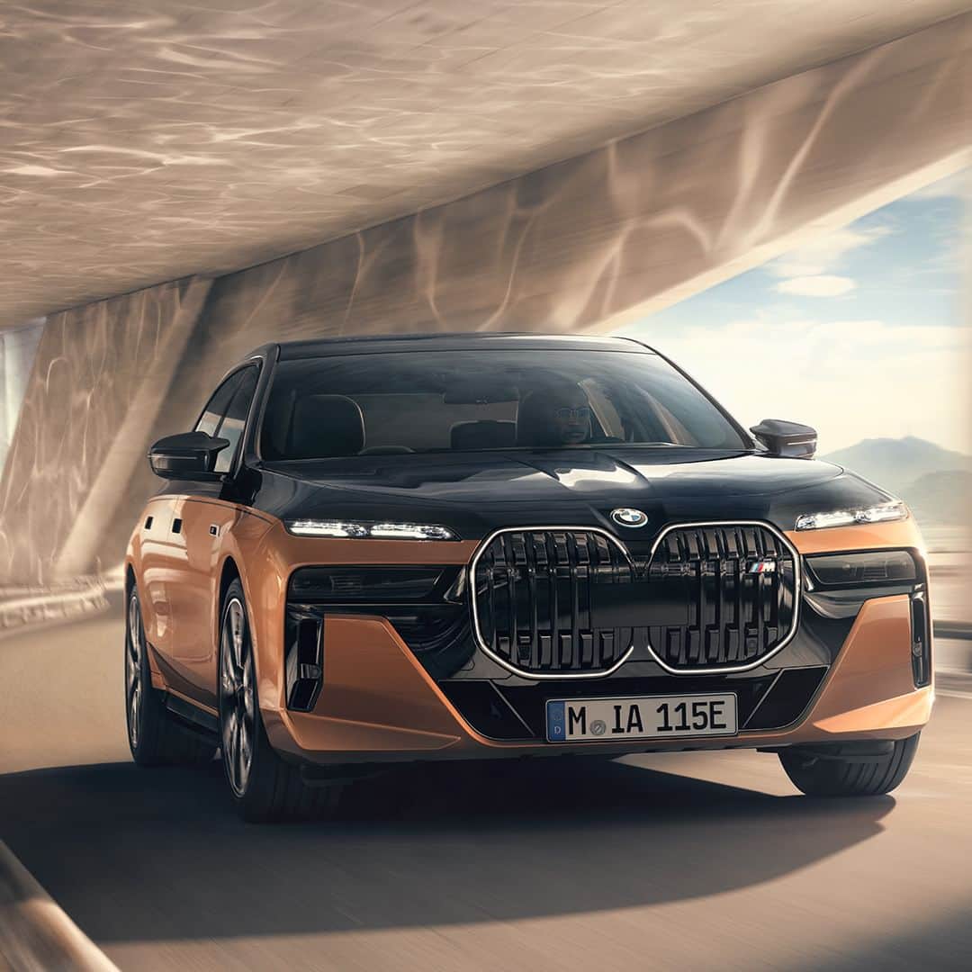 BMW Japanさんのインスタグラム写真 - (BMW JapanInstagram)「完全電動ラグジュアリー・セダン、BMW i7に新たな2つのモデルが登場。 ニュー BMW i7 M70 ニュー BMW  i7 eDrive50  ニュー BMW i7 M70  インタラクション・バーとカーブド・ディスプレイを備えた革新的なコックピットのインテリア・デザイン。 Individualレザー・メリノ／ウール・カシミヤ・コンビネーションの専用仕様を施したエグゼクティブ・ラウンジ・シートで格別な寛ぎをご堪能いただけます。  ニュー BMW  i7 eDrive50 先進的でラグジュアリーなコックピットに、リヤドアに一体化されたタッチスクリーン。洗練と先進を極めたインテリアで、美しく機能的な空間を実現しています。 プライベートラウンジさながらのリヤ・シートに身を委ねれば、ゆとりと上質にあふれた空間と極上のエンターテインメントが格別な寛ぎを約束します。  至高の歓びをもたらす新たな2つの完全電動ラグジュアリー・セダンで、究極的にエクスクルーシブな体験を約束します。  詳細は @bmwjapan アカウントトップのURLからチェック。   #BMW #駆けぬける歓び #BMWJapan #THEi7 #BMWi7 #BMWi7M70 #BMW7series #BMWelectric #elestricar #EVcar #電気自動車」5月31日 15時08分 - bmwjapan