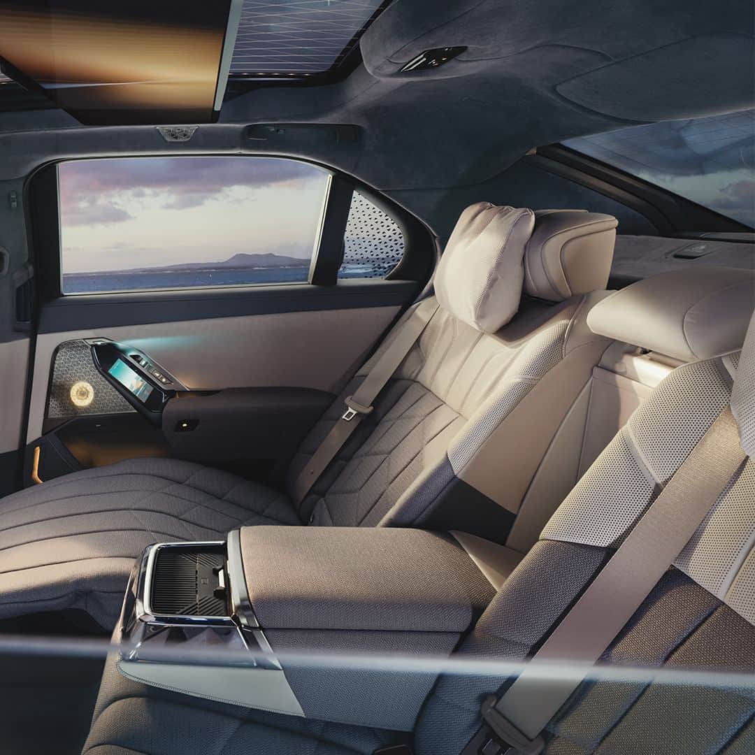 BMW Japanさんのインスタグラム写真 - (BMW JapanInstagram)「完全電動ラグジュアリー・セダン、BMW i7に新たな2つのモデルが登場。 ニュー BMW i7 M70 ニュー BMW  i7 eDrive50  ニュー BMW i7 M70  インタラクション・バーとカーブド・ディスプレイを備えた革新的なコックピットのインテリア・デザイン。 Individualレザー・メリノ／ウール・カシミヤ・コンビネーションの専用仕様を施したエグゼクティブ・ラウンジ・シートで格別な寛ぎをご堪能いただけます。  ニュー BMW  i7 eDrive50 先進的でラグジュアリーなコックピットに、リヤドアに一体化されたタッチスクリーン。洗練と先進を極めたインテリアで、美しく機能的な空間を実現しています。 プライベートラウンジさながらのリヤ・シートに身を委ねれば、ゆとりと上質にあふれた空間と極上のエンターテインメントが格別な寛ぎを約束します。  至高の歓びをもたらす新たな2つの完全電動ラグジュアリー・セダンで、究極的にエクスクルーシブな体験を約束します。  詳細は @bmwjapan アカウントトップのURLからチェック。   #BMW #駆けぬける歓び #BMWJapan #THEi7 #BMWi7 #BMWi7M70 #BMW7series #BMWelectric #elestricar #EVcar #電気自動車」5月31日 15時08分 - bmwjapan