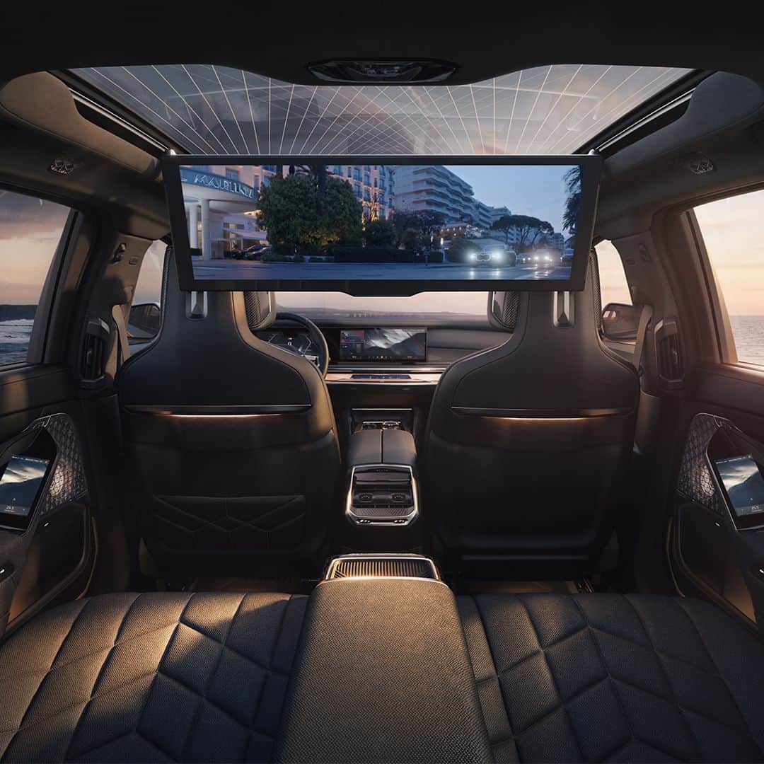 BMW Japanさんのインスタグラム写真 - (BMW JapanInstagram)「完全電動ラグジュアリー・セダン、BMW i7に新たな2つのモデルが登場。 ニュー BMW i7 M70 ニュー BMW  i7 eDrive50  ニュー BMW i7 M70  インタラクション・バーとカーブド・ディスプレイを備えた革新的なコックピットのインテリア・デザイン。 Individualレザー・メリノ／ウール・カシミヤ・コンビネーションの専用仕様を施したエグゼクティブ・ラウンジ・シートで格別な寛ぎをご堪能いただけます。  ニュー BMW  i7 eDrive50 先進的でラグジュアリーなコックピットに、リヤドアに一体化されたタッチスクリーン。洗練と先進を極めたインテリアで、美しく機能的な空間を実現しています。 プライベートラウンジさながらのリヤ・シートに身を委ねれば、ゆとりと上質にあふれた空間と極上のエンターテインメントが格別な寛ぎを約束します。  至高の歓びをもたらす新たな2つの完全電動ラグジュアリー・セダンで、究極的にエクスクルーシブな体験を約束します。  詳細は @bmwjapan アカウントトップのURLからチェック。   #BMW #駆けぬける歓び #BMWJapan #THEi7 #BMWi7 #BMWi7M70 #BMW7series #BMWelectric #elestricar #EVcar #電気自動車」5月31日 15時08分 - bmwjapan