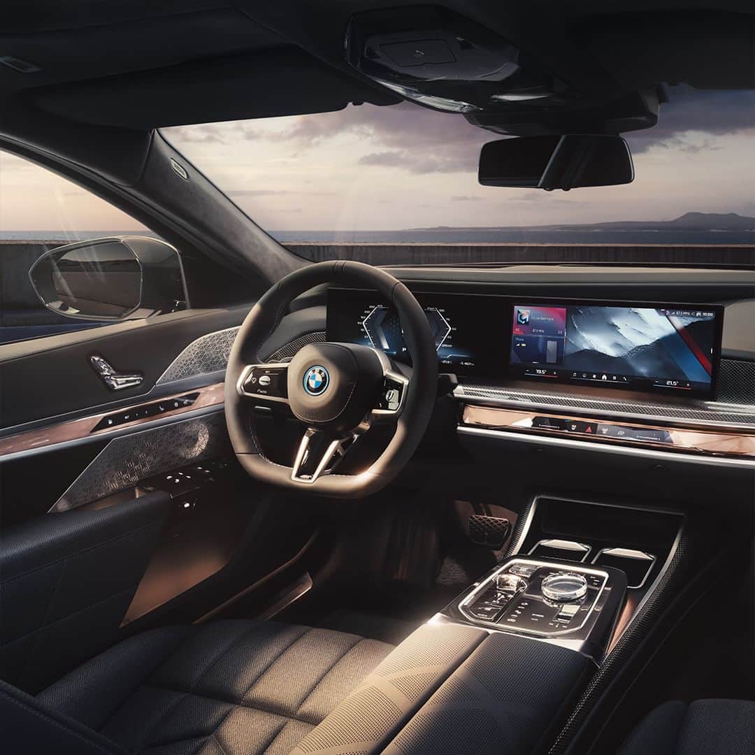 BMW Japanさんのインスタグラム写真 - (BMW JapanInstagram)「完全電動ラグジュアリー・セダン、BMW i7に新たな2つのモデルが登場。 ニュー BMW i7 M70 ニュー BMW  i7 eDrive50  ニュー BMW i7 M70  インタラクション・バーとカーブド・ディスプレイを備えた革新的なコックピットのインテリア・デザイン。 Individualレザー・メリノ／ウール・カシミヤ・コンビネーションの専用仕様を施したエグゼクティブ・ラウンジ・シートで格別な寛ぎをご堪能いただけます。  ニュー BMW  i7 eDrive50 先進的でラグジュアリーなコックピットに、リヤドアに一体化されたタッチスクリーン。洗練と先進を極めたインテリアで、美しく機能的な空間を実現しています。 プライベートラウンジさながらのリヤ・シートに身を委ねれば、ゆとりと上質にあふれた空間と極上のエンターテインメントが格別な寛ぎを約束します。  至高の歓びをもたらす新たな2つの完全電動ラグジュアリー・セダンで、究極的にエクスクルーシブな体験を約束します。  詳細は @bmwjapan アカウントトップのURLからチェック。   #BMW #駆けぬける歓び #BMWJapan #THEi7 #BMWi7 #BMWi7M70 #BMW7series #BMWelectric #elestricar #EVcar #電気自動車」5月31日 15時08分 - bmwjapan